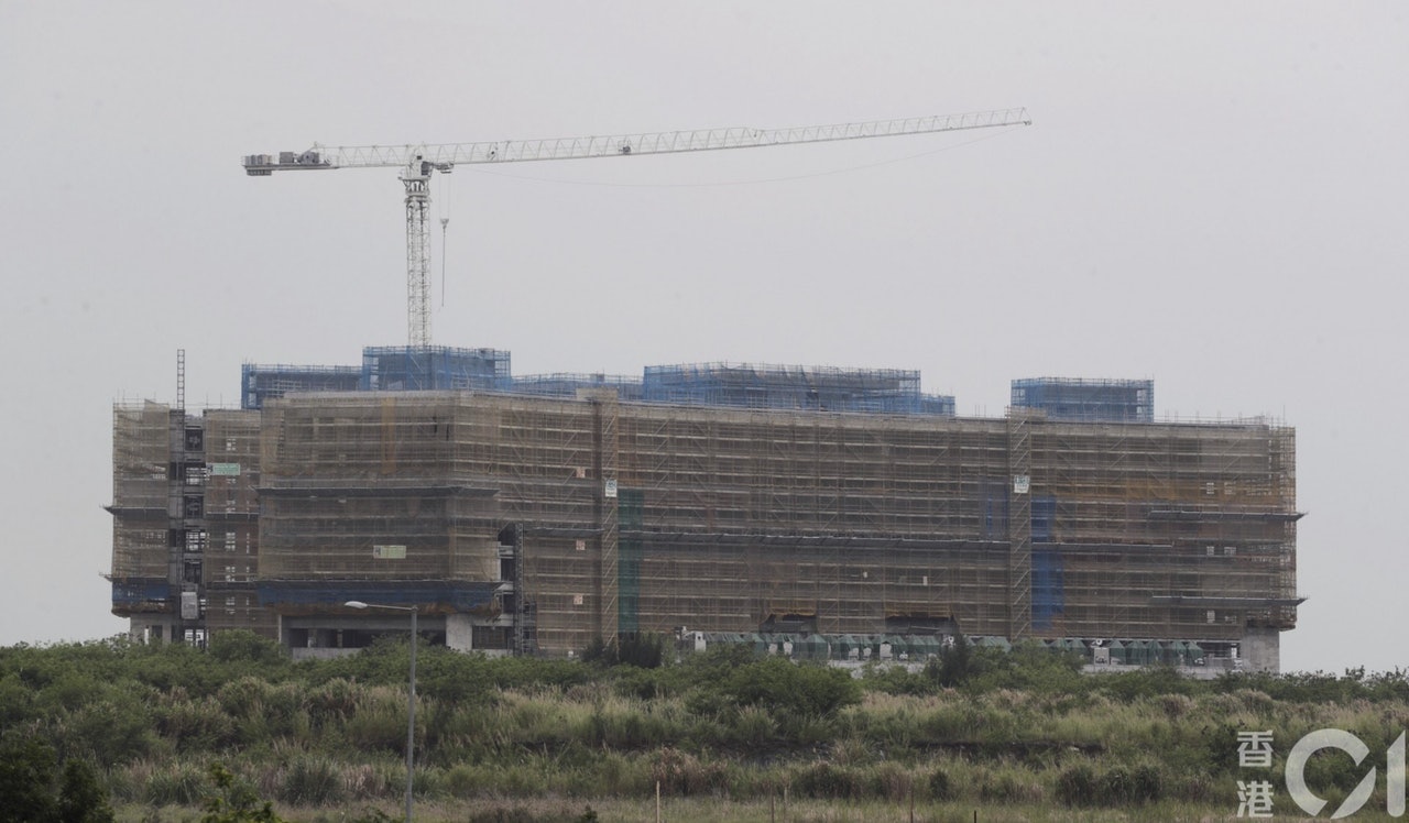 記者5月到場視察,屯門曾咀骨灰龕場雖然主體工程已完成,惟旁邊仍有工地及天秤,外牆仍被圍封。(資料圖片/余俊亮攝) 記者5月到場視察,屯門曾咀骨灰龕場雖然主體工程已完成,惟旁邊仍有工地及天秤,外牆仍被圍封。(資料圖片/余俊亮攝)