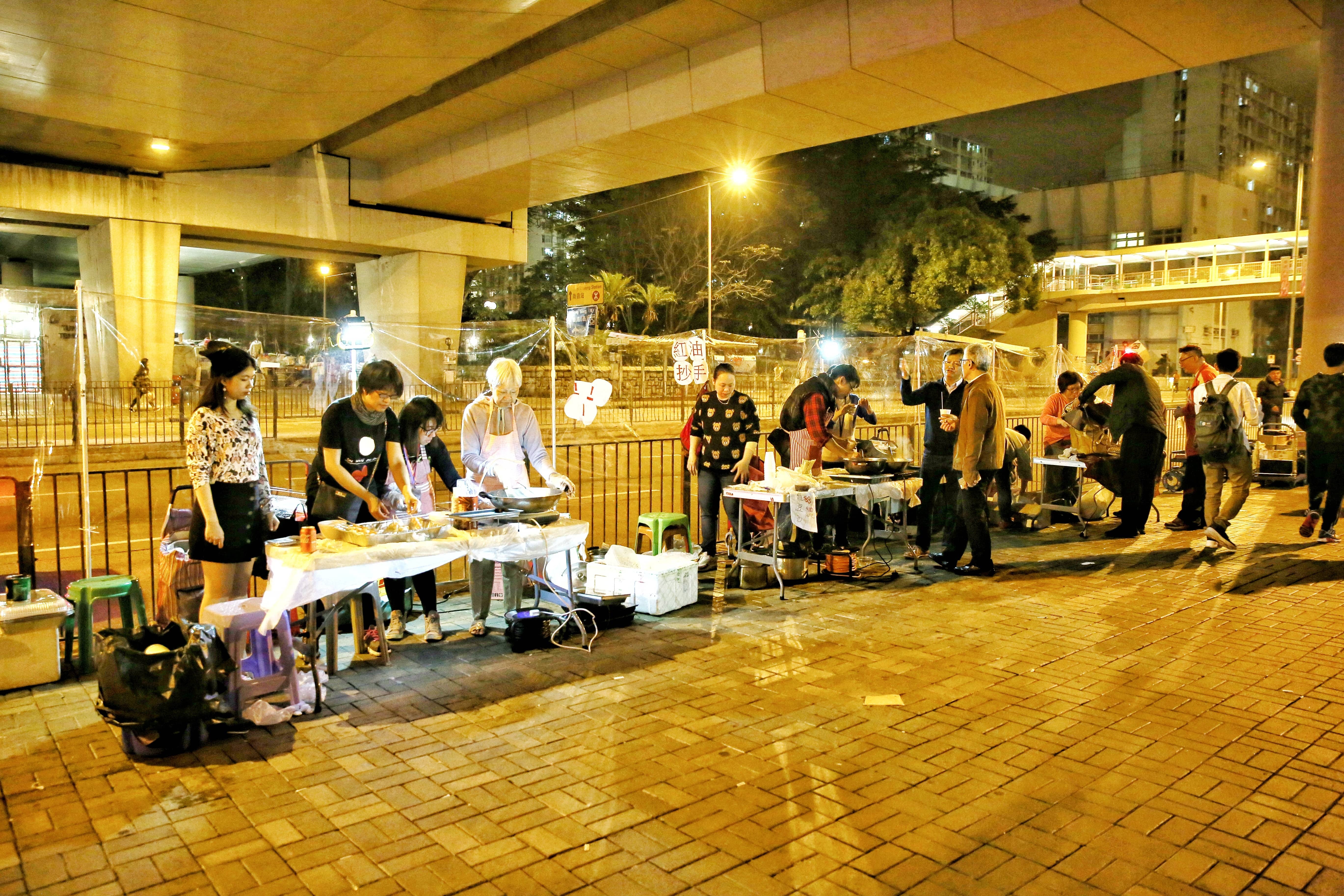 因反應踴躍，許多攤檔食物很快就售罄，令熟食墟要提早結束。（陳永武攝）