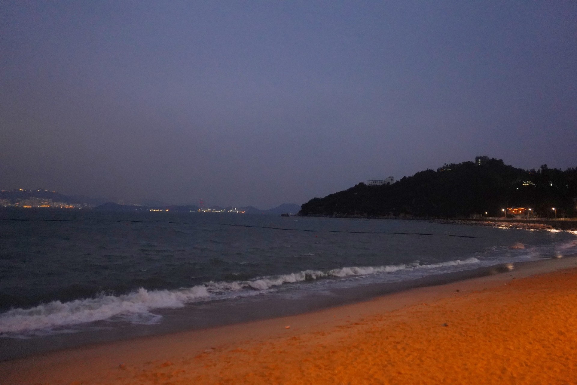 居民楊先生指,據地圖顯示地震震中位於長洲東灣對開。(余睿菁攝) 居民楊先生指,據地圖顯示地震震中位於長洲東灣對開。(余睿菁攝)