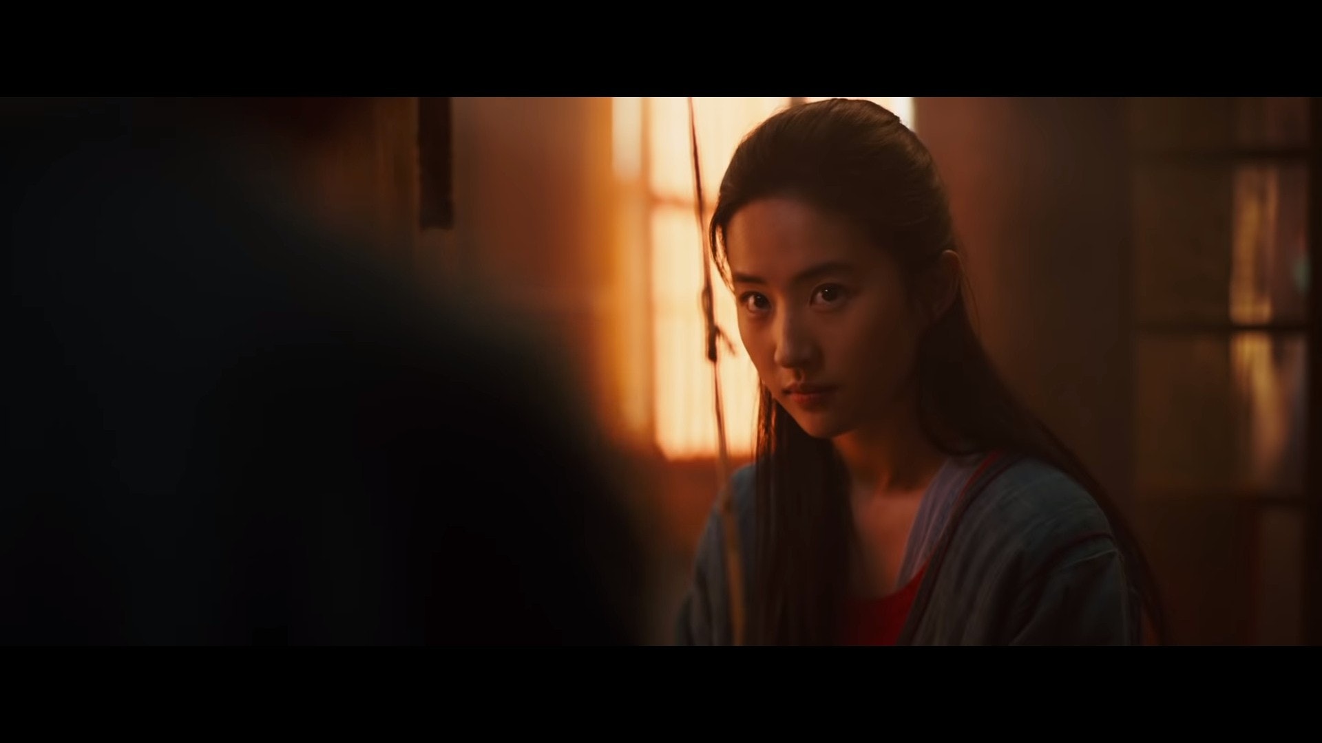 《木蘭辭》中的「織織復織織,木蘭當戶織」,花木蘭未代父從軍之前當年要在家中織下嘢先。(《花木蘭》預告擷圖) 《木蘭辭》中的「織織復織織,木蘭當戶織」,花木蘭未代父從軍之前當年要在家中織下嘢先。(《花木蘭》預告擷圖)