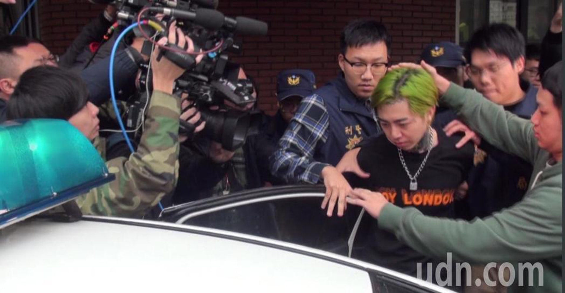 台灣歌手謝和弦呼麻昨晚被老婆報警檢舉,今天被押上警車移送新北地檢署(聯合新聞網授權使用) 台灣歌手謝和弦呼麻昨晚被老婆報警檢舉,今天被押上警車移送新北地檢署(聯合新聞網授權使用)