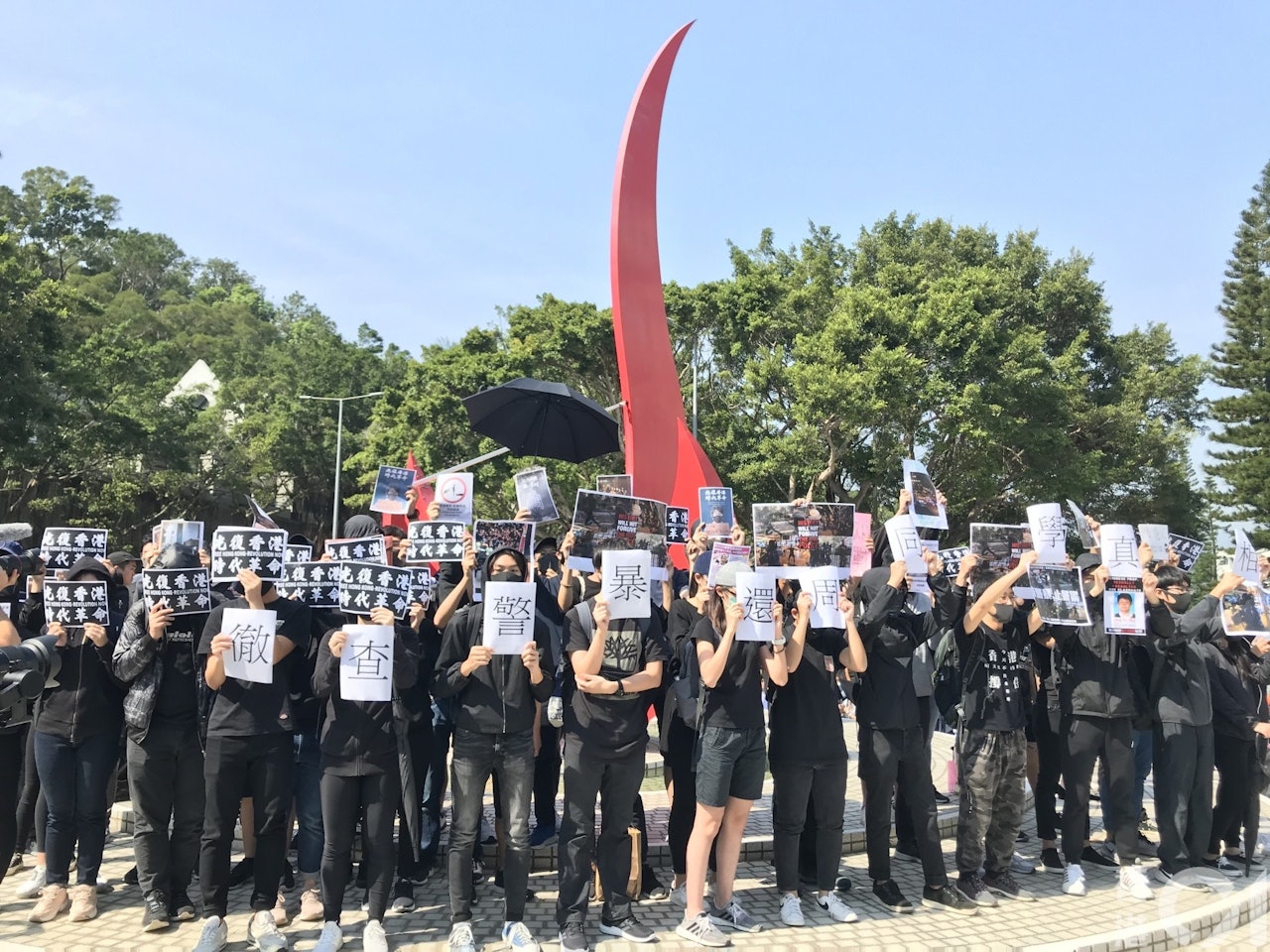 科大上月舉行畢業禮期間,有數十人於「火雞」前叫口號,要求還周同學真相。(資料圖片/鄺曉斌攝) 科大上月舉行畢業禮期間,有數十人於「火雞」前叫口號,要求還周同學真相。(資料圖片/鄺曉斌攝)
