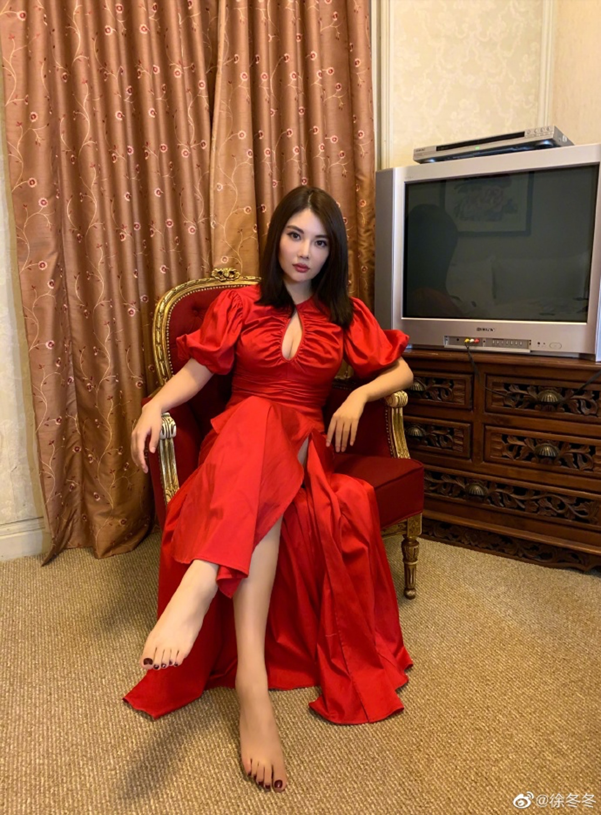 徐冬冬日前在微博分享近照,身穿玫瑰紅晚裝,大玩「中門大開」非常搶眼。(徐冬冬微博圖片) 徐冬冬日前在微博分享近照,身穿玫瑰紅晚裝,大玩「中門大開」非常搶眼。(徐冬冬微博圖片)