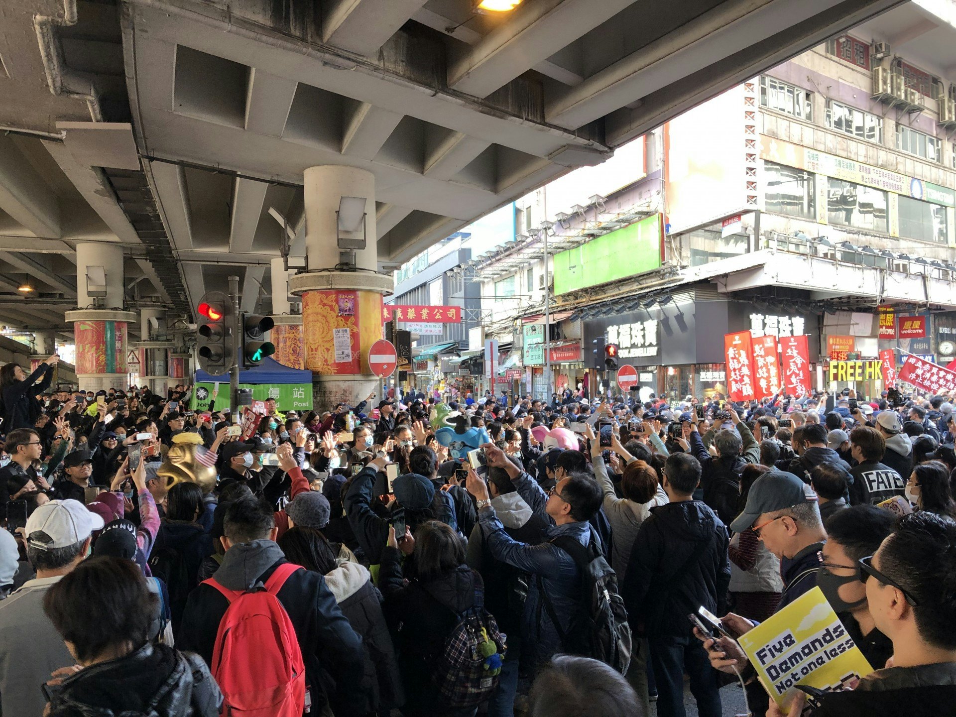 在遊行開始前,鵝頸橋已有大批人聚集。(張美華攝) 在遊行開始前,鵝頸橋已有大批人聚集。(張美華攝)