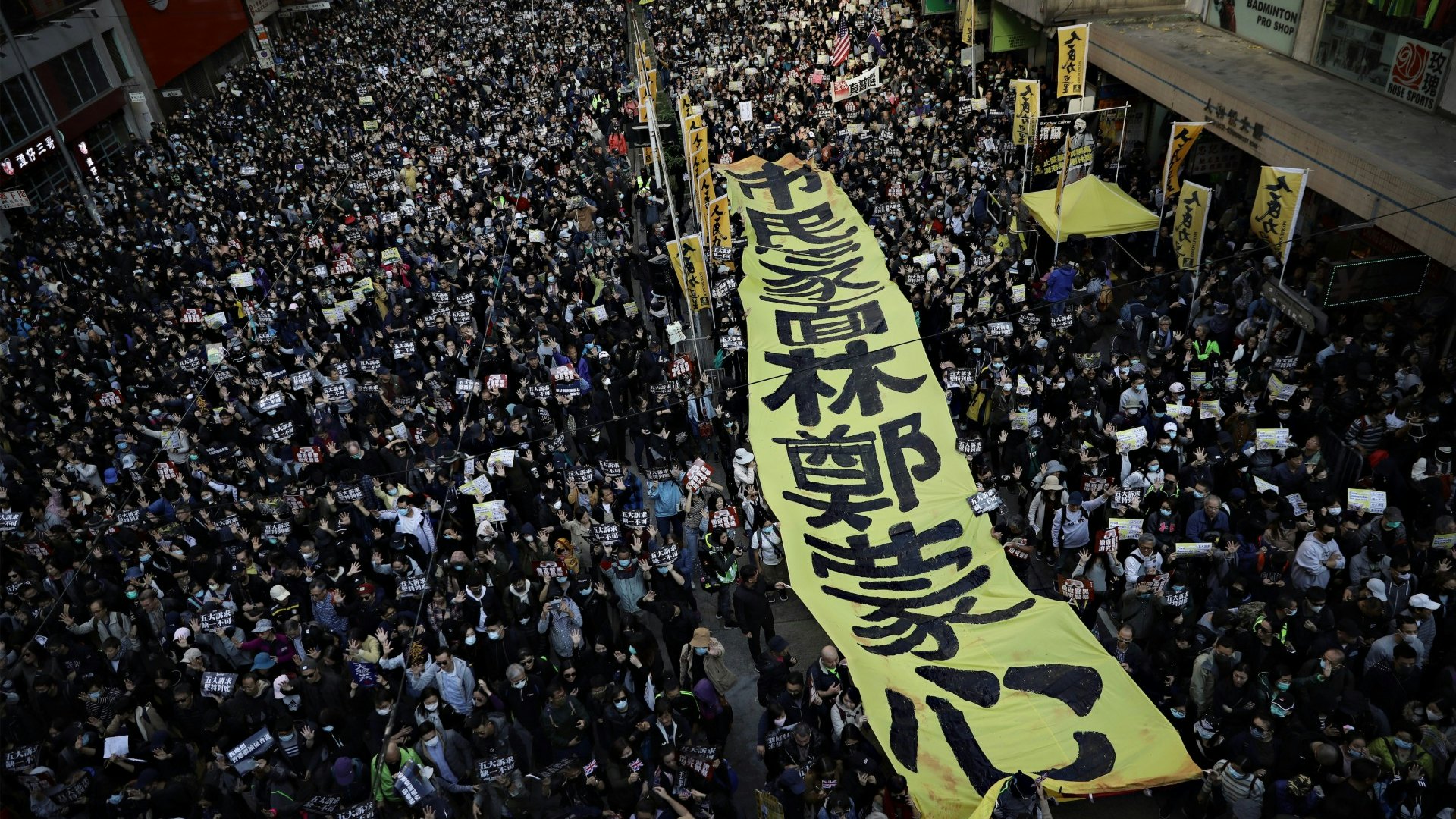 【12.8遊行.圖輯】寒冬硝煙未散 火燒法院、傘陣堵路、警員擎槍 【12.8遊行.圖輯】寒冬硝煙未散 火燒法院、傘陣堵路、警員擎槍