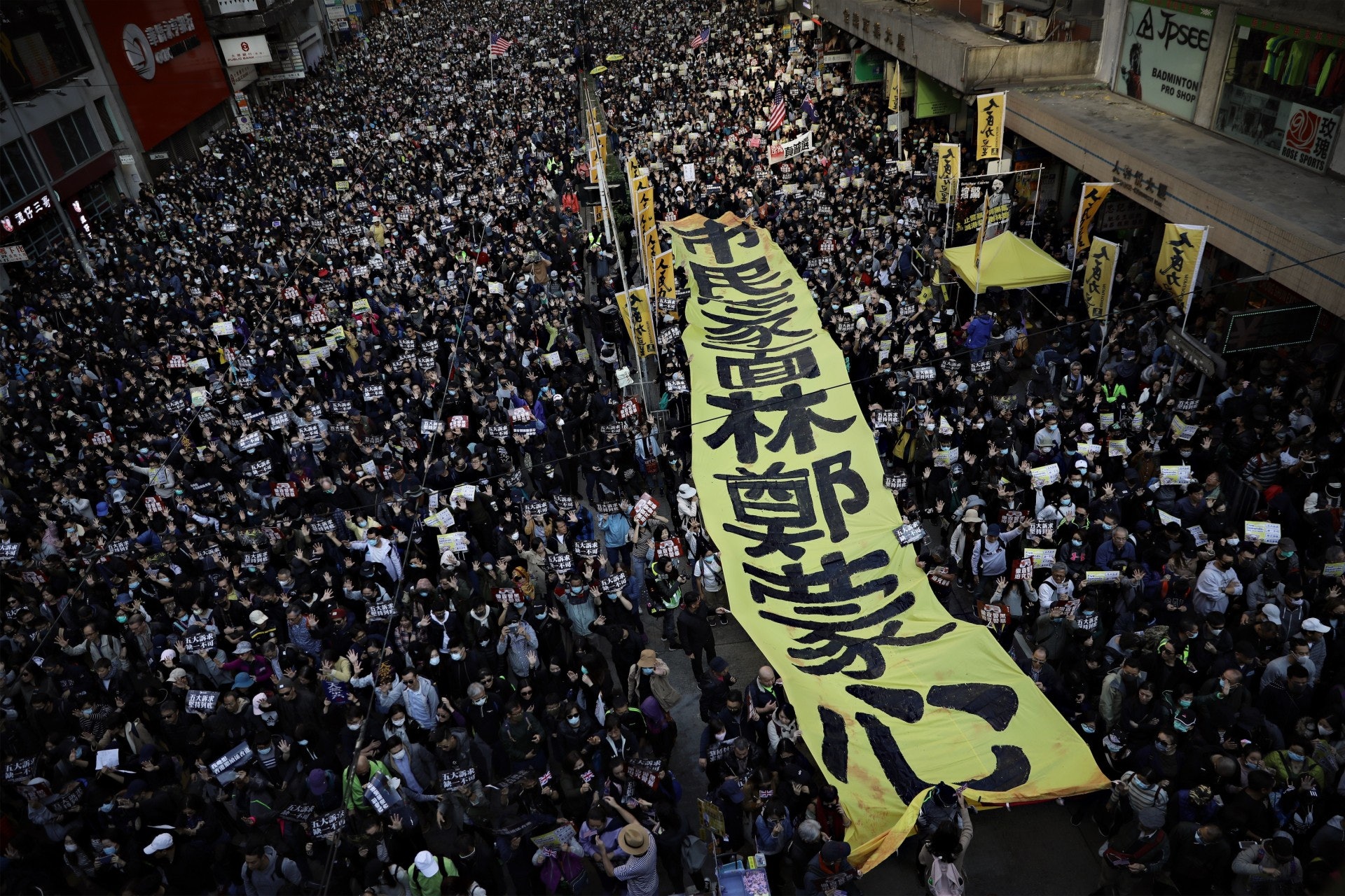 周日(12月8日)是「國際人權日」,民陣再次在港島發起大型遊行,聲援反修例示威中的抗爭者,及再次要求政府正視民間五大訴求,是4個月來首次有不反對通知書的民陣大型示威。民陣公布有80萬人參加,警方則指最高峰時期有18.3萬。縱觀全日遊行,截至午夜未有爆發大規模衝突,但遊行期間亦出現零星破壞行為,終審法院和高等法院門口先後被縱火,入夜後中環一帶亦有過一輪警民對峙,本文以新聞圖片重組事件經過。反修例風暴6月9日爆發至今已半年,由初夏至寒冬,到底何時才完全平息,相信是不少港人心目中的一個大疑問。(盧翊銘攝) 周日(12月8日)是「國際人權日」,民陣再次在港島發起大型遊行,聲援反修例示威中的抗爭者,及再次要求政府正視民間五大訴求,是4個月來首次有不反對通知書的民陣大型示威。民陣公布有80萬人參加,警方則指最高峰時期有18.3萬。縱觀全日遊行,截至午夜未有爆發大規模衝突,但遊行期間亦出現零星破壞行為,終審法院和高等法院門口先後被縱火,入夜後中環一帶亦有過一輪警民對峙,本文以新聞圖片重組事件經過。反修例風暴6月9日爆發至今已半年,由初夏至寒冬,到底何時才完全平息,相信是不少港人心目中的一個大疑問。(盧翊銘攝)