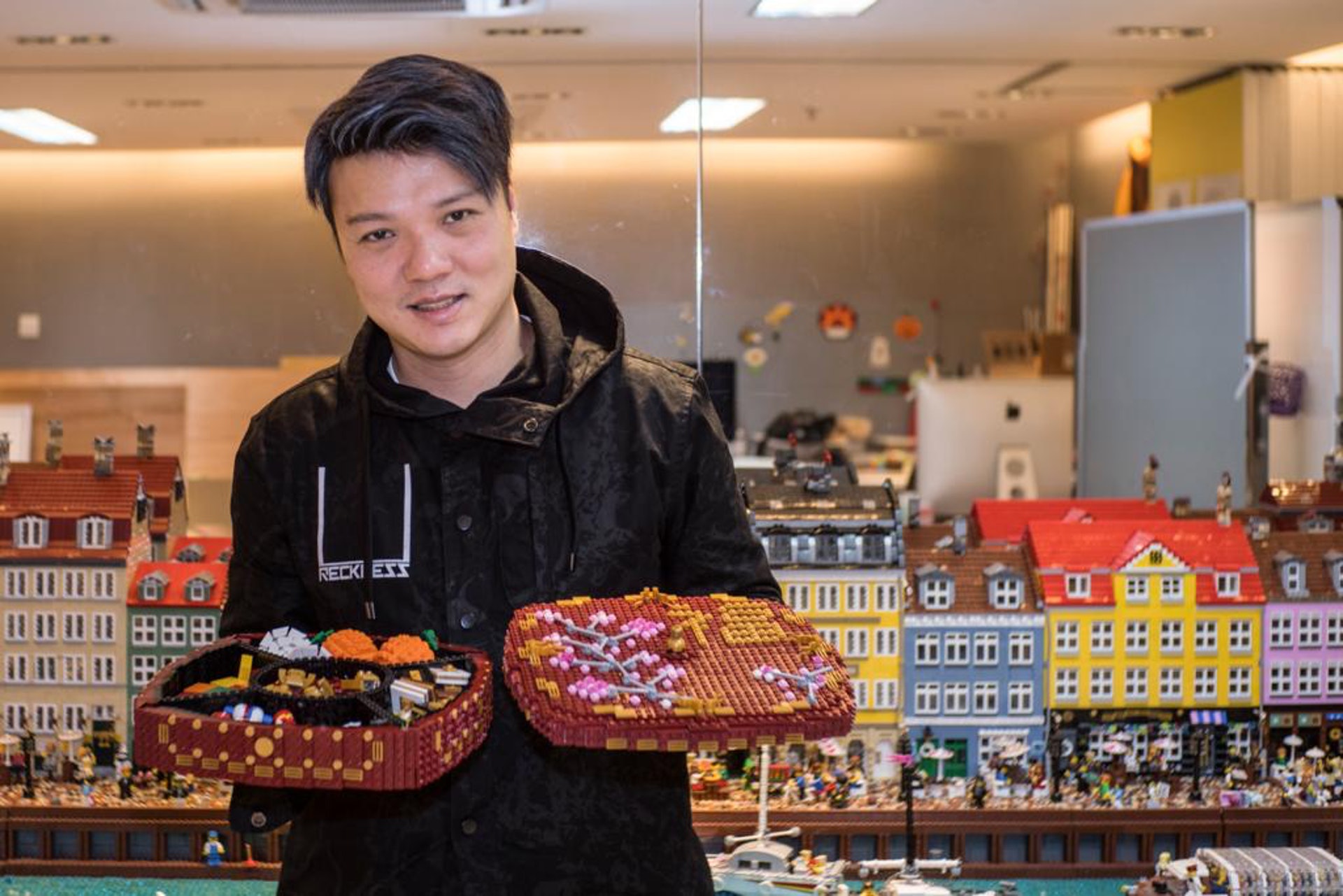 離開任職10年的證券業後,洪子健曾一度迷失方向,沒想到最終竟憑業餘玩票性質的LEGO積木砌出新天。(倫星揚攝) 離開任職10年的證券業後,洪子健曾一度迷失方向,沒想到最終竟憑業餘玩票性質的LEGO積木砌出新天。(倫星揚攝)