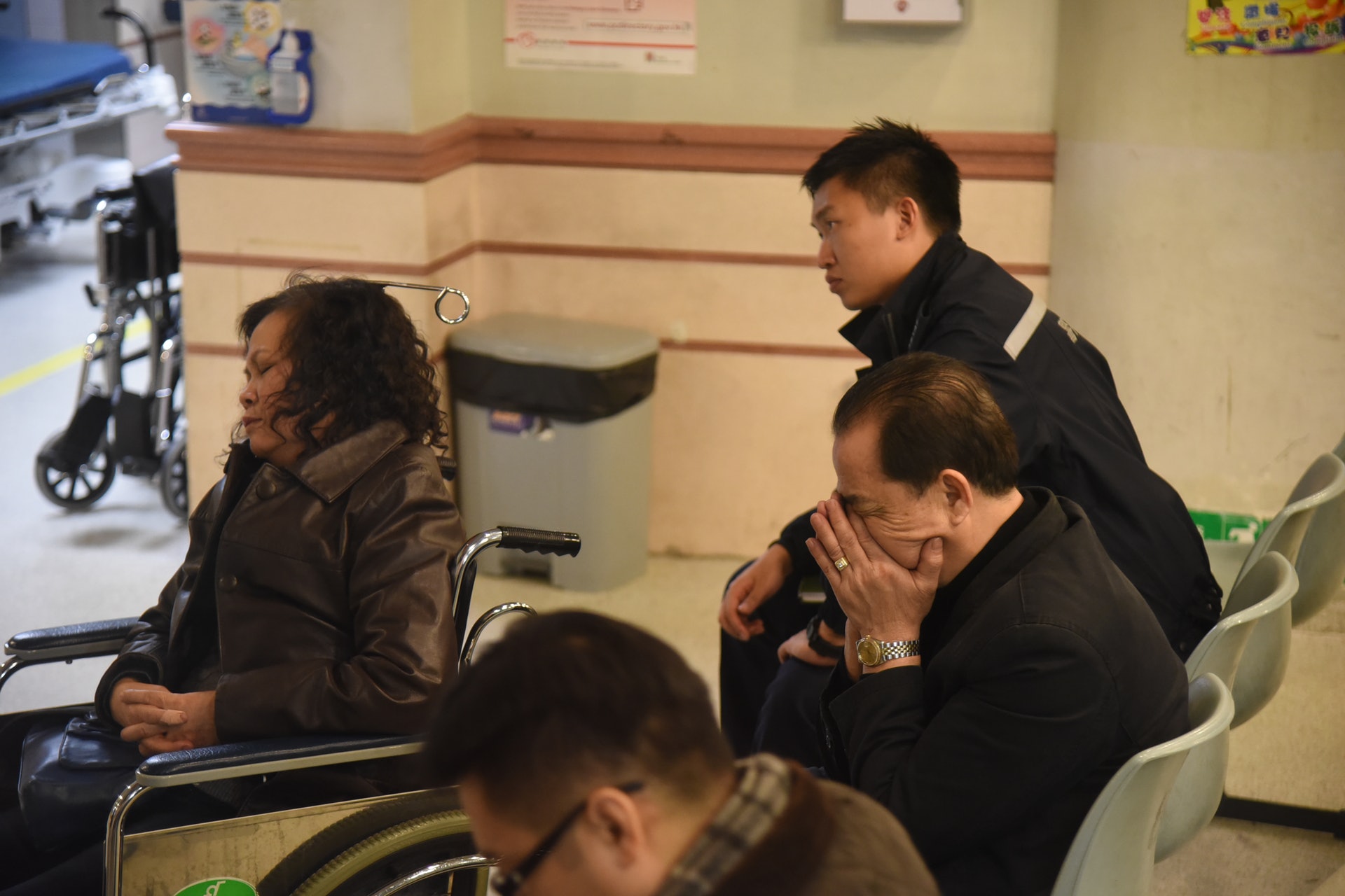 利東3男1女深夜喧嘩惹爭執躁狂爆樽兼襲警被捕 利東3男1女深夜喧嘩惹爭執躁狂爆樽兼襲警被捕