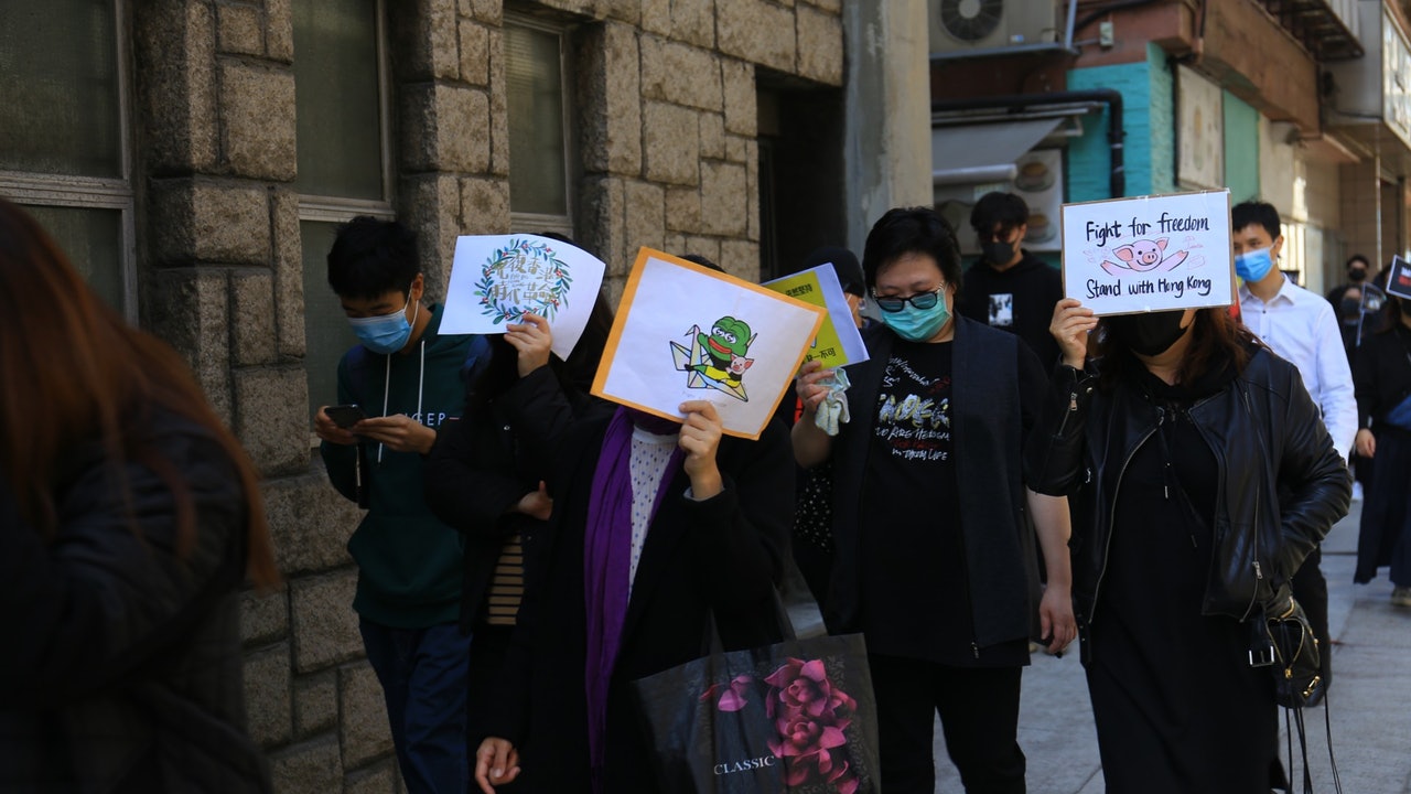 【和你Lunch 】葵涌遊行人士兜路避防暴 太古示威者連儂牆貼文宣 【和你Lunch 】葵涌遊行人士兜路避防暴 太古示威者連儂牆貼文宣