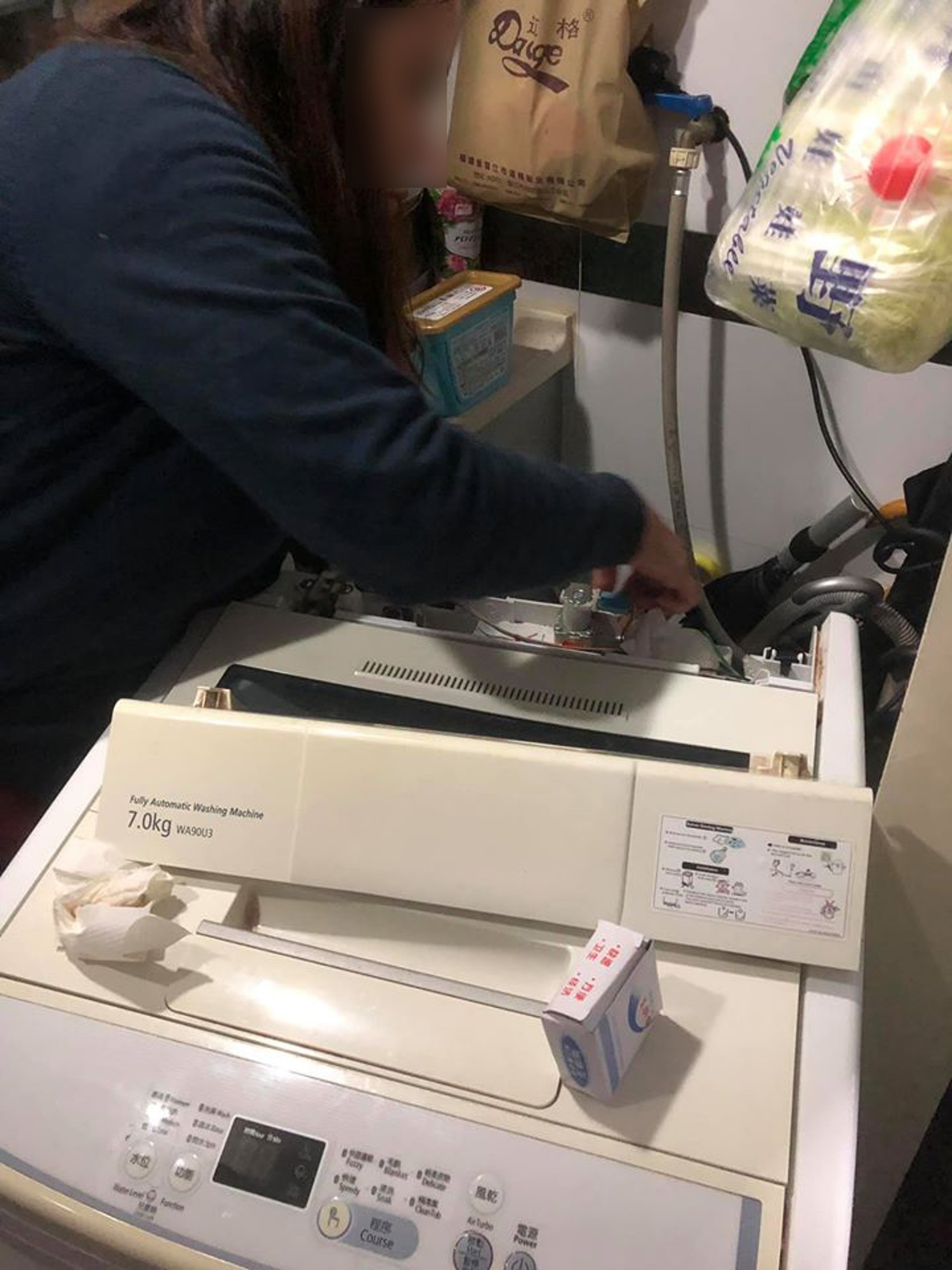 【多功能姐姐】有僱主早前分享外傭幫忙維修洗衣機的相片,直言很感恩請到一位好幫手。(fb群組「外傭僱主必看新聞訊息」圖片) 【多功能姐姐】有僱主早前分享外傭幫忙維修洗衣機的相片,直言很感恩請到一位好幫手。(fb群組「外傭僱主必看新聞訊息」圖片)