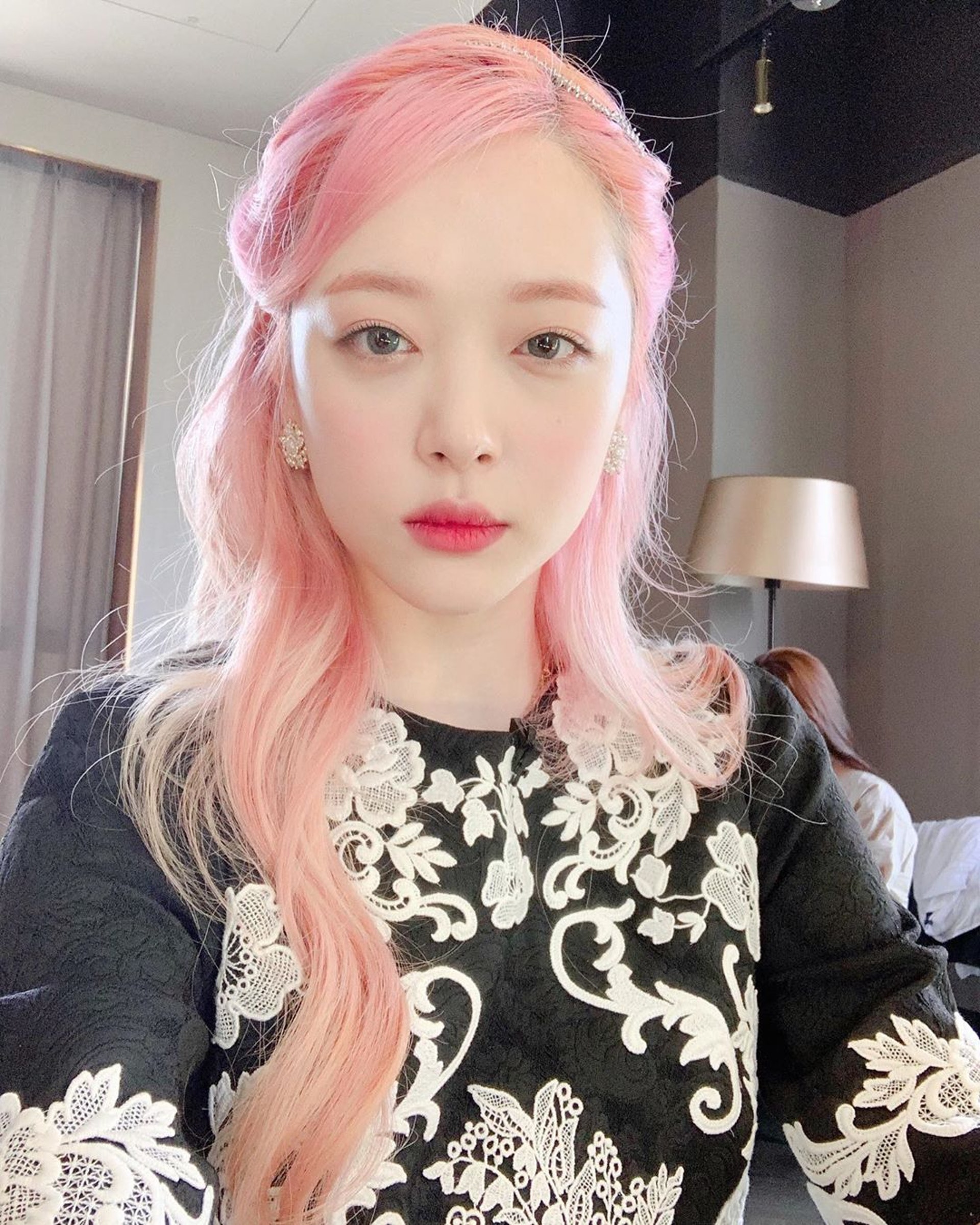 Sulli于10月14日被发现倒毙于住所,得年25岁。(IG/@jelly_jilli)