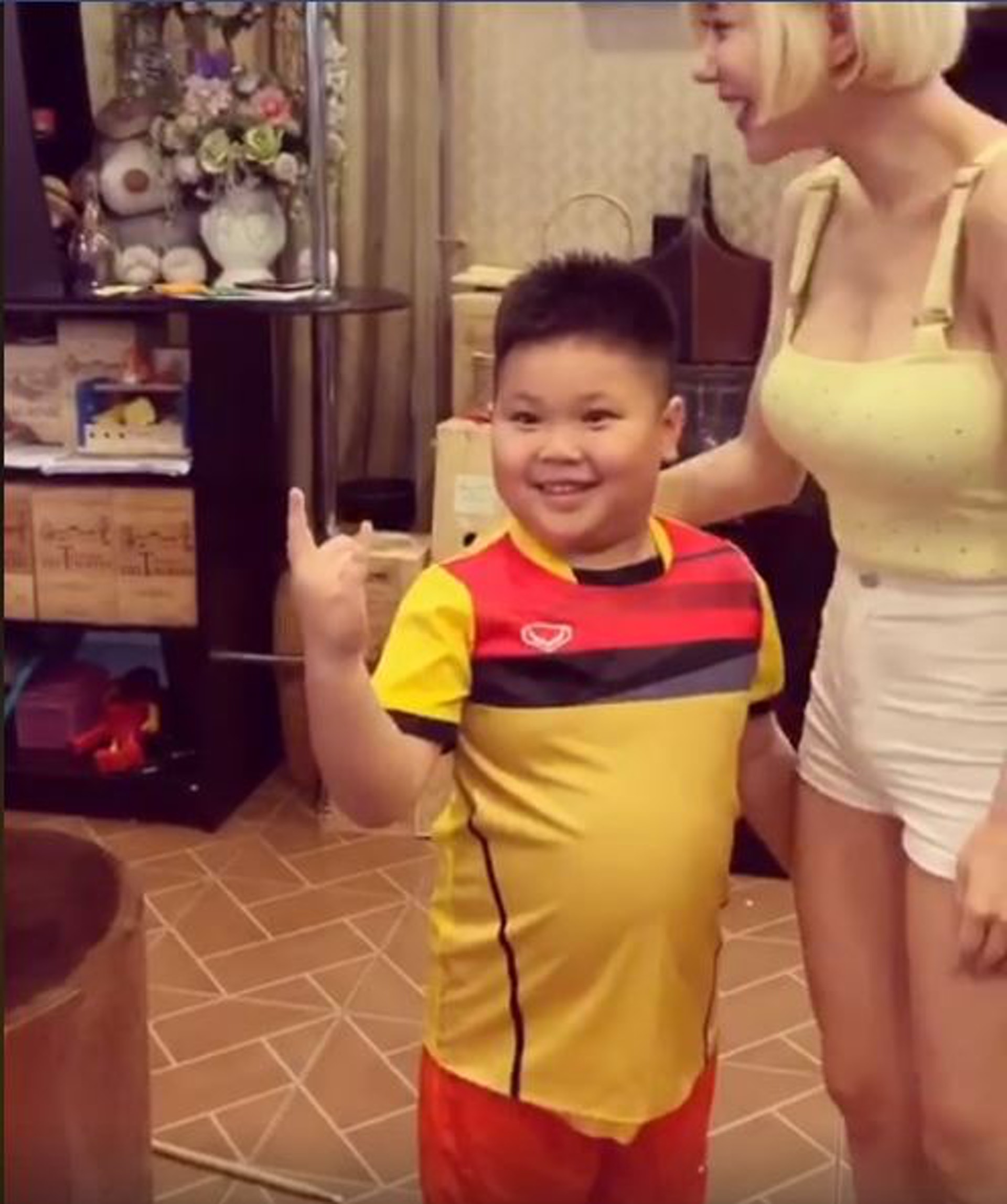 最後卻又自信地擺出我愛你(ILY)手勢。(DJ Soda fb影片截圖) 最後卻又自信地擺出我愛你(ILY)手勢。(DJ Soda fb影片截圖)