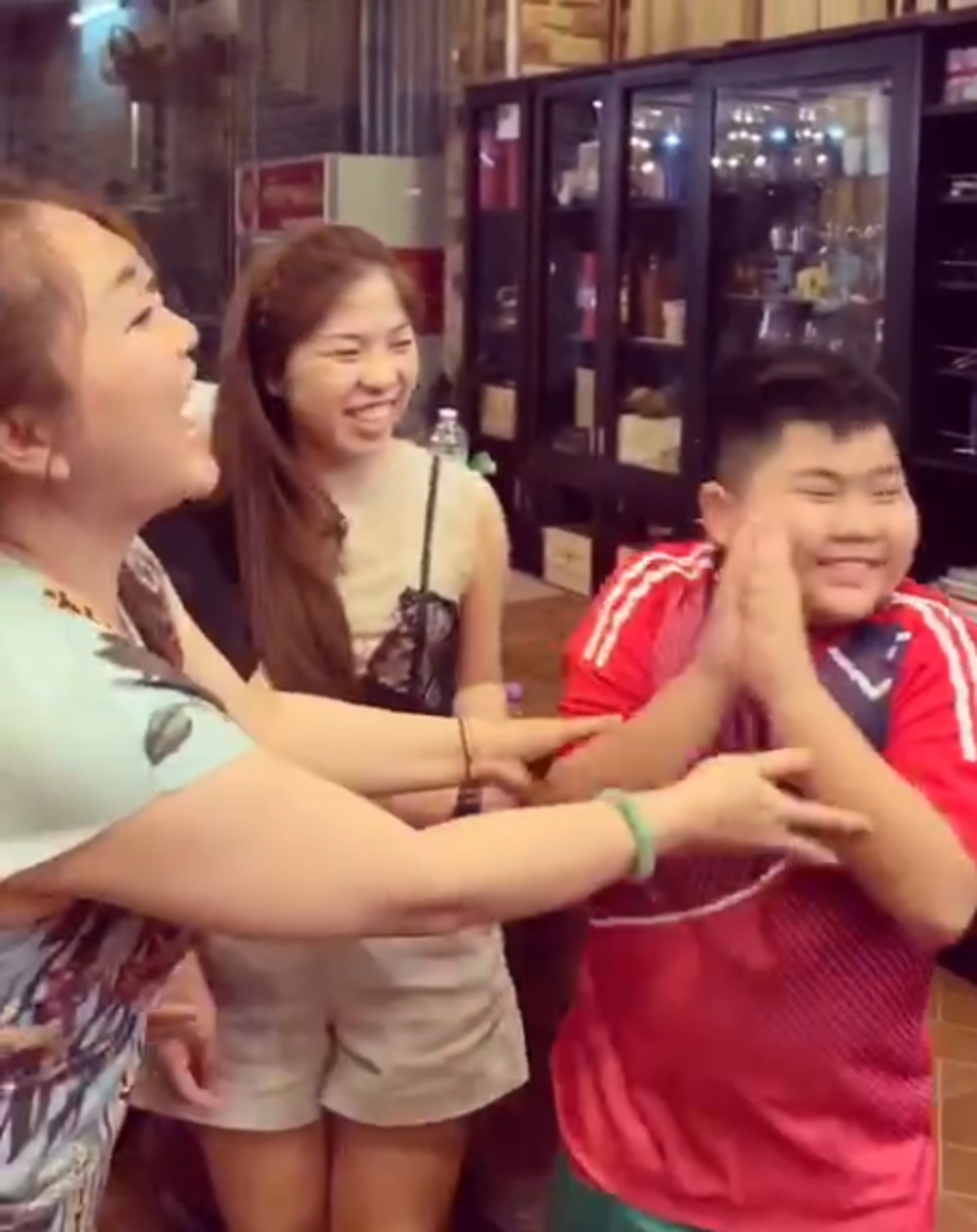 旁邊的人起哄着他上前,但他一直搖頭拒絕。(DJ Soda fb影片截圖) 旁邊的人起哄着他上前,但他一直搖頭拒絕。(DJ Soda fb影片截圖)