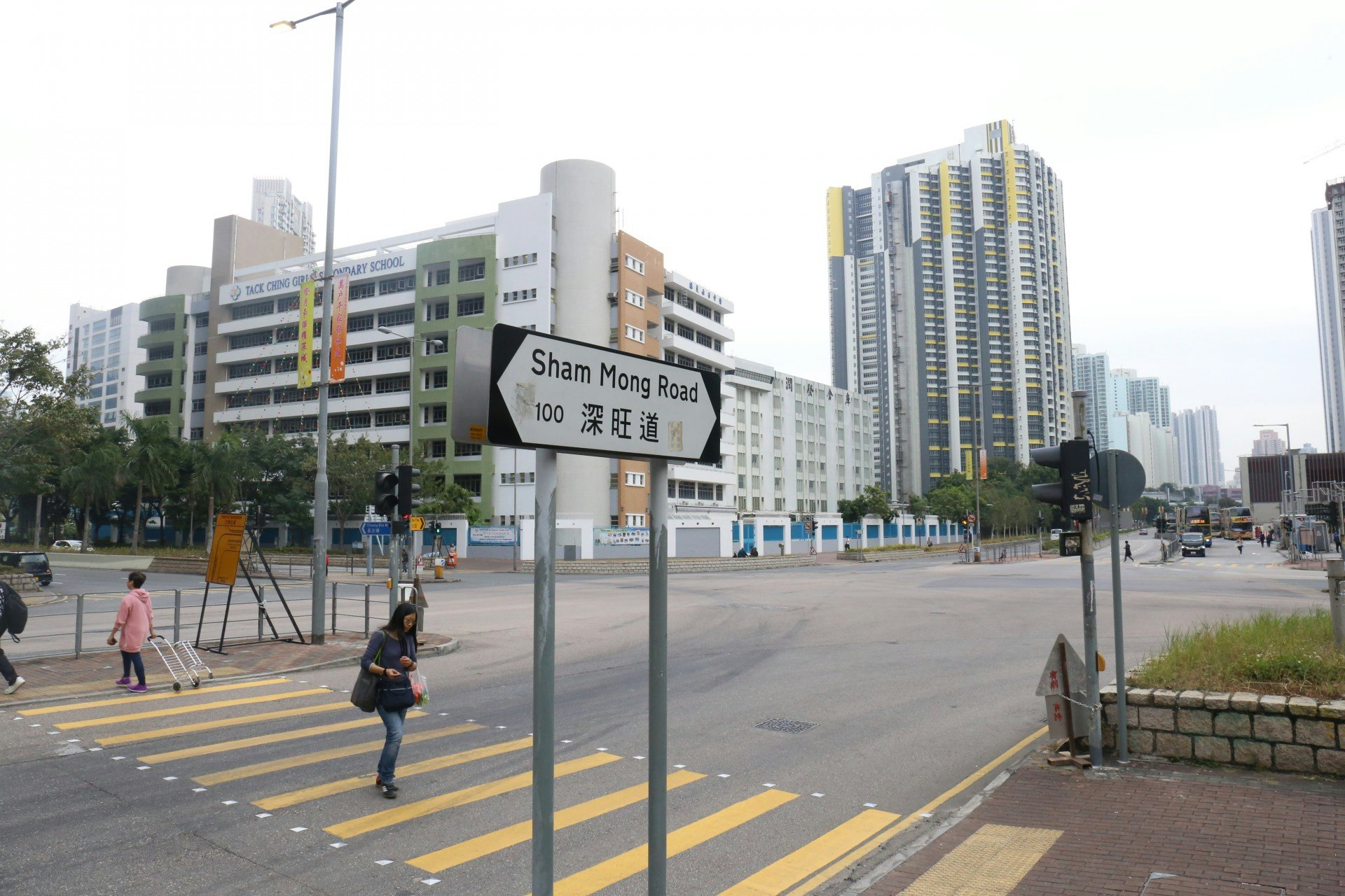 政府擬在深旺道與興華街西交界處起行人天橋。