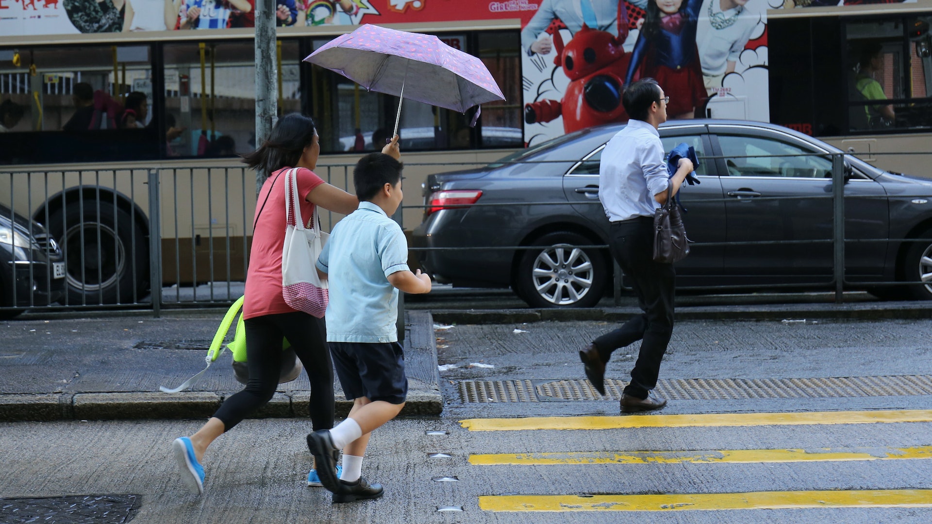 警務處宣布將於今日（11日）起至調配便衣警大型執法，票控亂過馬路或干犯嚴重違例事項的行人。（資料圖片）