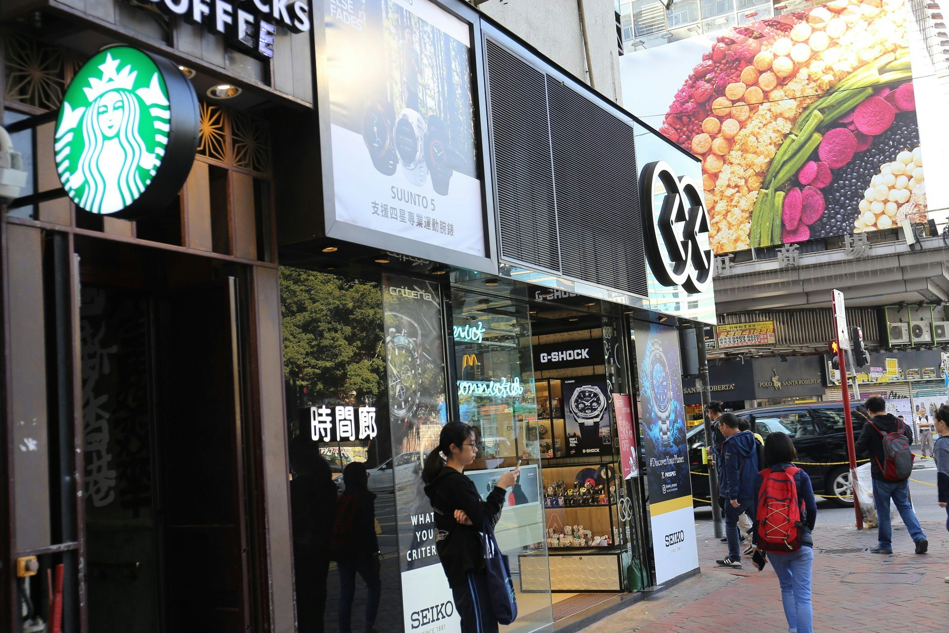 快富街至少兩間錶行營業期間大門上鎖,顧客需按鐘請示職員方才上前開門。 (陳康智攝) 快富街至少兩間錶行營業期間大門上鎖,顧客需按鐘請示職員方才上前開門。 (陳康智攝)