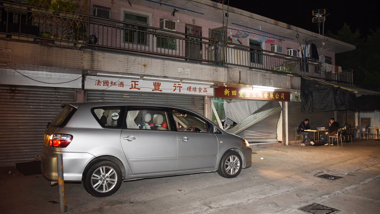 落馬洲狂徒揸失車 猛憾地產舖捲閘