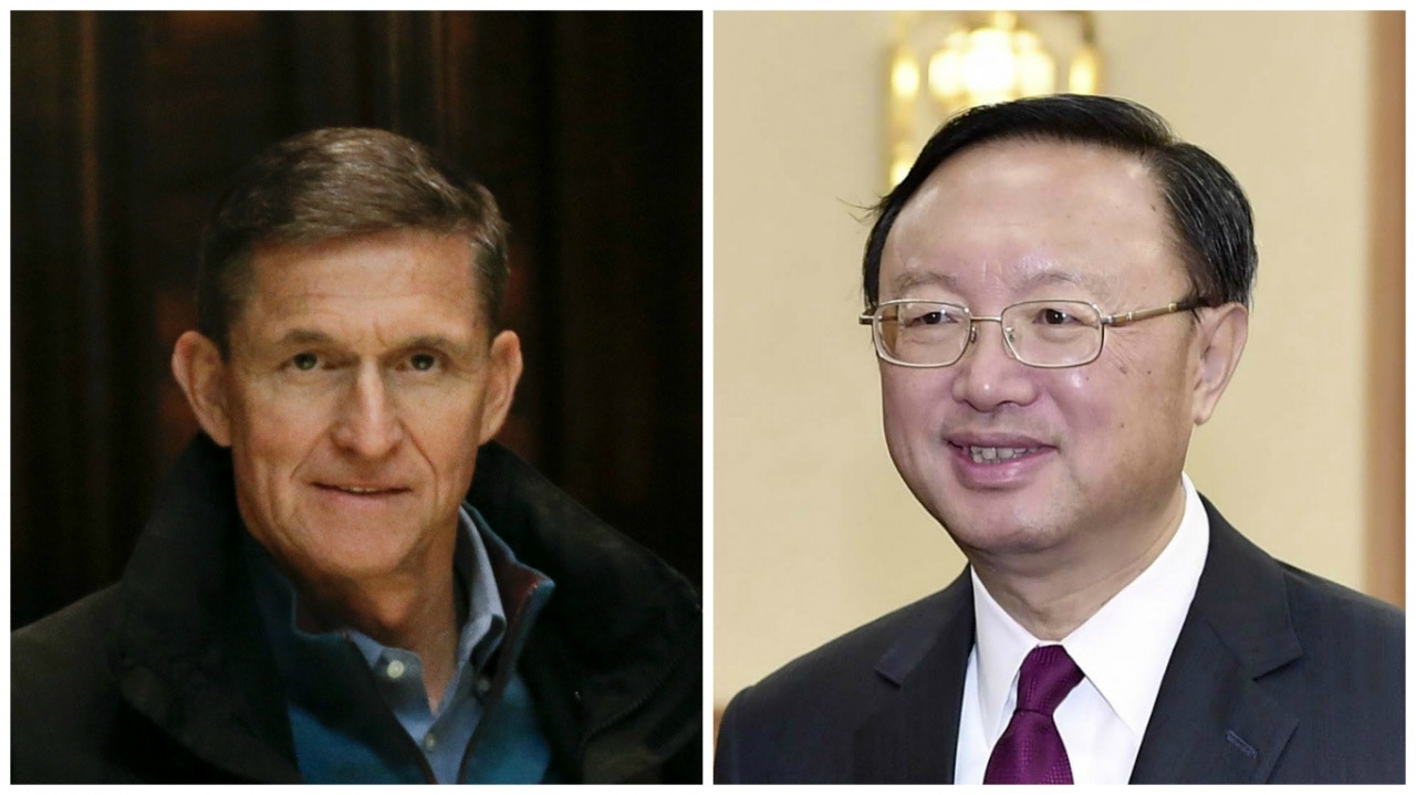 中國國務委員楊潔篪（右）與弗林（左）通電。（路透／新華社）