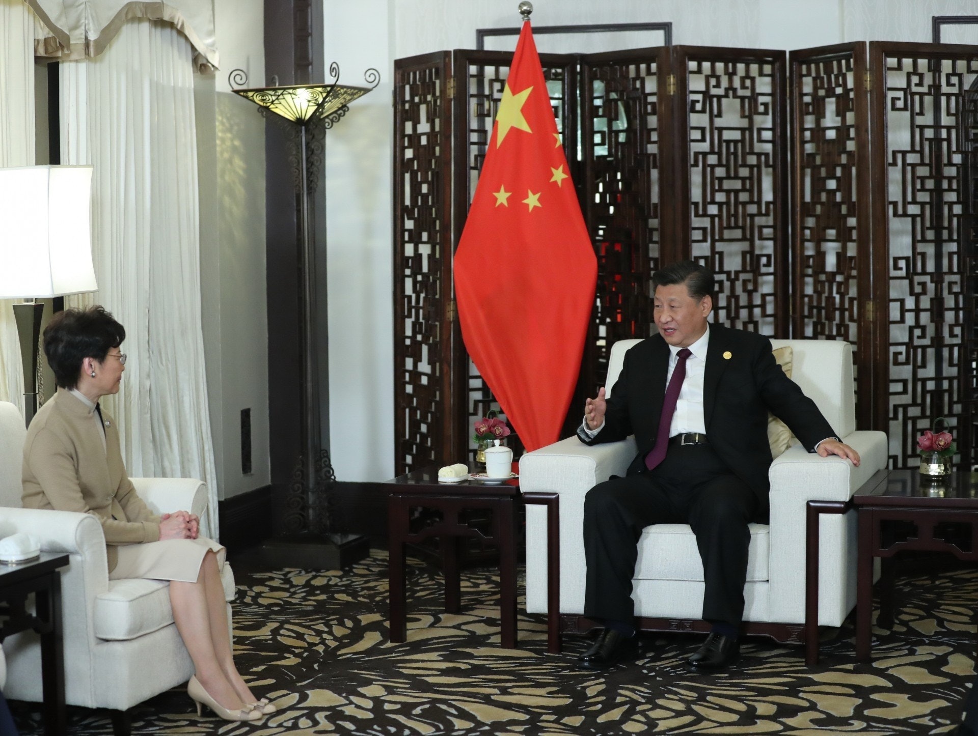 國家主席習近平上月曾在上海會見林鄭月娥，強調止暴制亂是香港當前最緊迫的任務。（新華社）