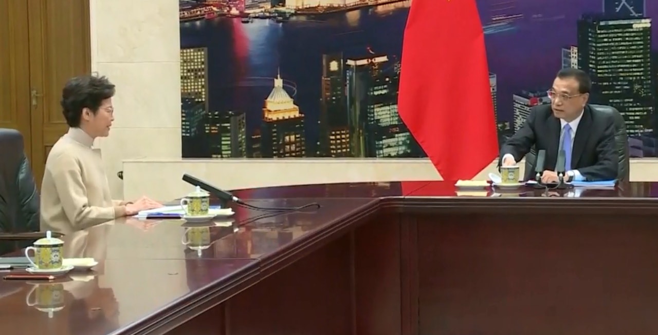 行政長官林鄭月娥(左)今日(十二月十六日)上午在北京向國務院總理李克強述職,匯報香港經濟、社會和政治方面的最新情況。(政府新聞處) 行政長官林鄭月娥(左)今日(十二月十六日)上午在北京向國務院總理李克強述職,匯報香港經濟、社會和政治方面的最新情況。(政府新聞處)