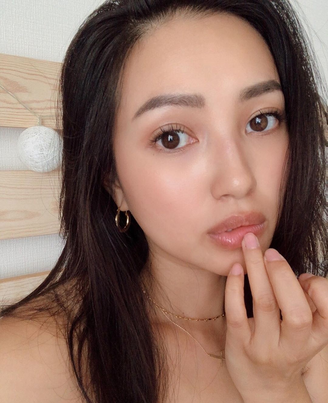 用錯方法或不在最佳時間塗潤唇膏，都會導致嘴唇愈塗愈乾。（Instagram@emilia_0826）