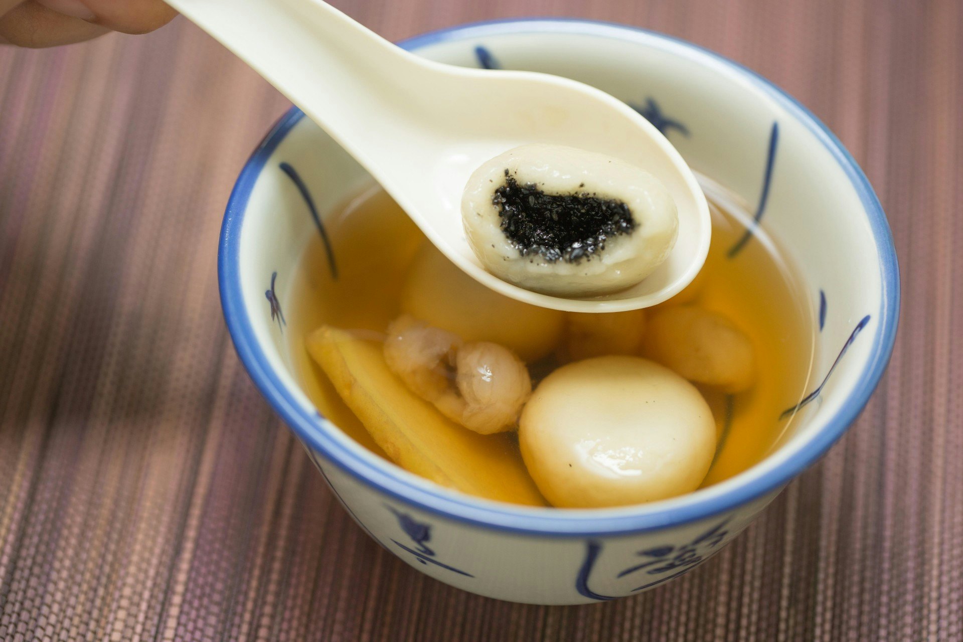 黑芝麻湯圓夠香又夠滑,卻是最易致胖的湯圓。(李孫彤攝) 黑芝麻湯圓夠香又夠滑,卻是最易致胖的湯圓。(李孫彤攝)