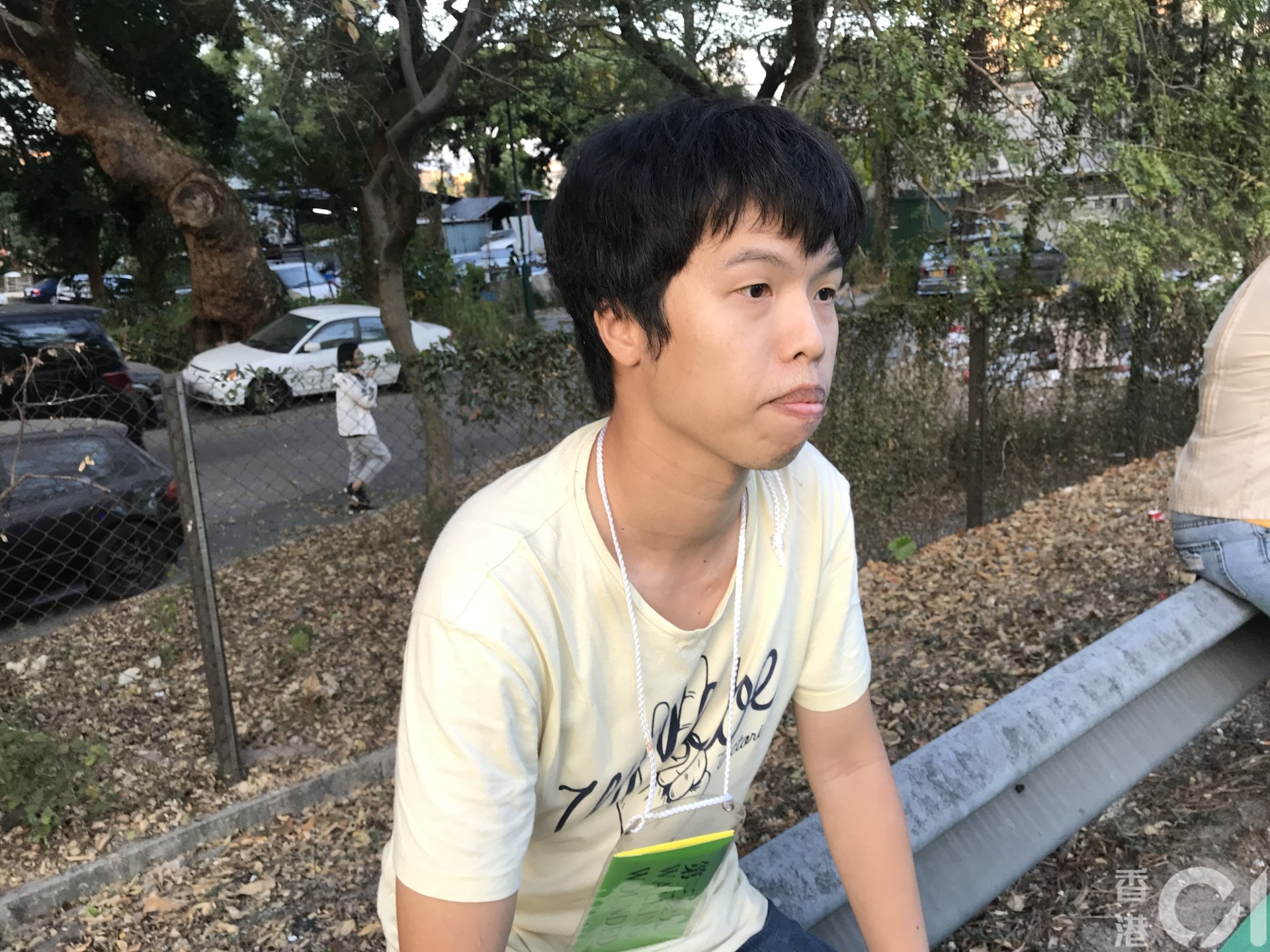 潘先生稱，撞樹一刻完全幫不到忙，樓梯位已被撞至扭曲，情況混亂，乘客非常驚慌，他協助安撫一名老婦。（黃廸雯攝）