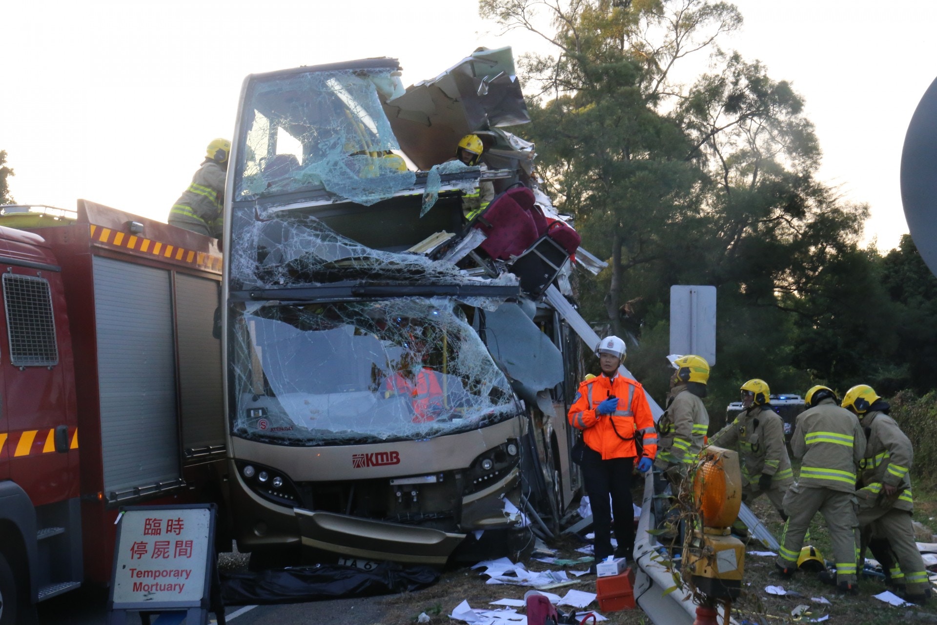 涉事九巴車身嚴重撞毀。（黃廸雯攝）