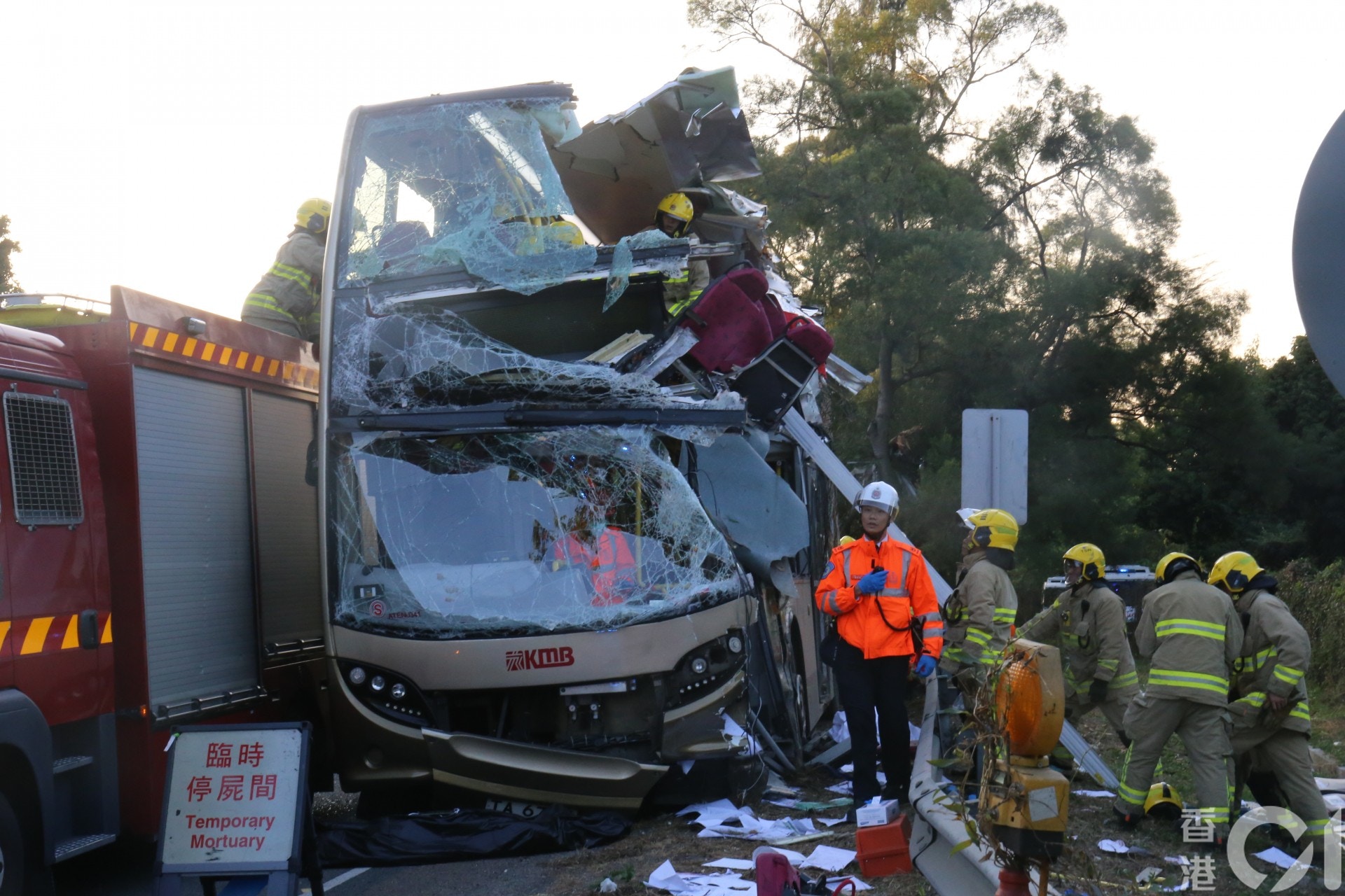 涉事九巴車身嚴重撞毀。（黃廸雯攝）