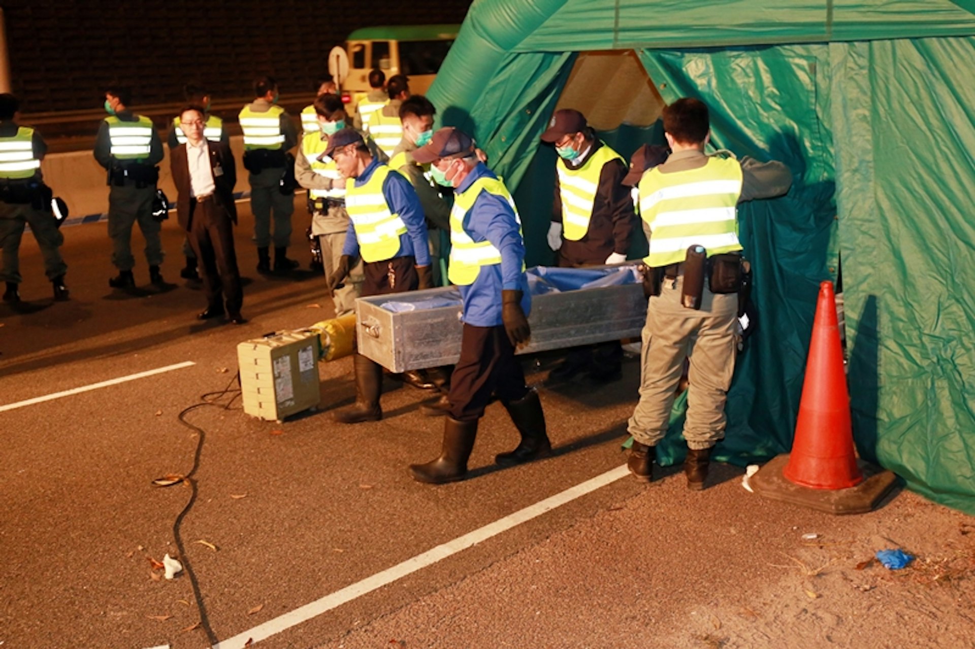食環署人員將死者遺體舁送殮房。(林振華攝) 食環署人員將死者遺體舁送殮房。(林振華攝)