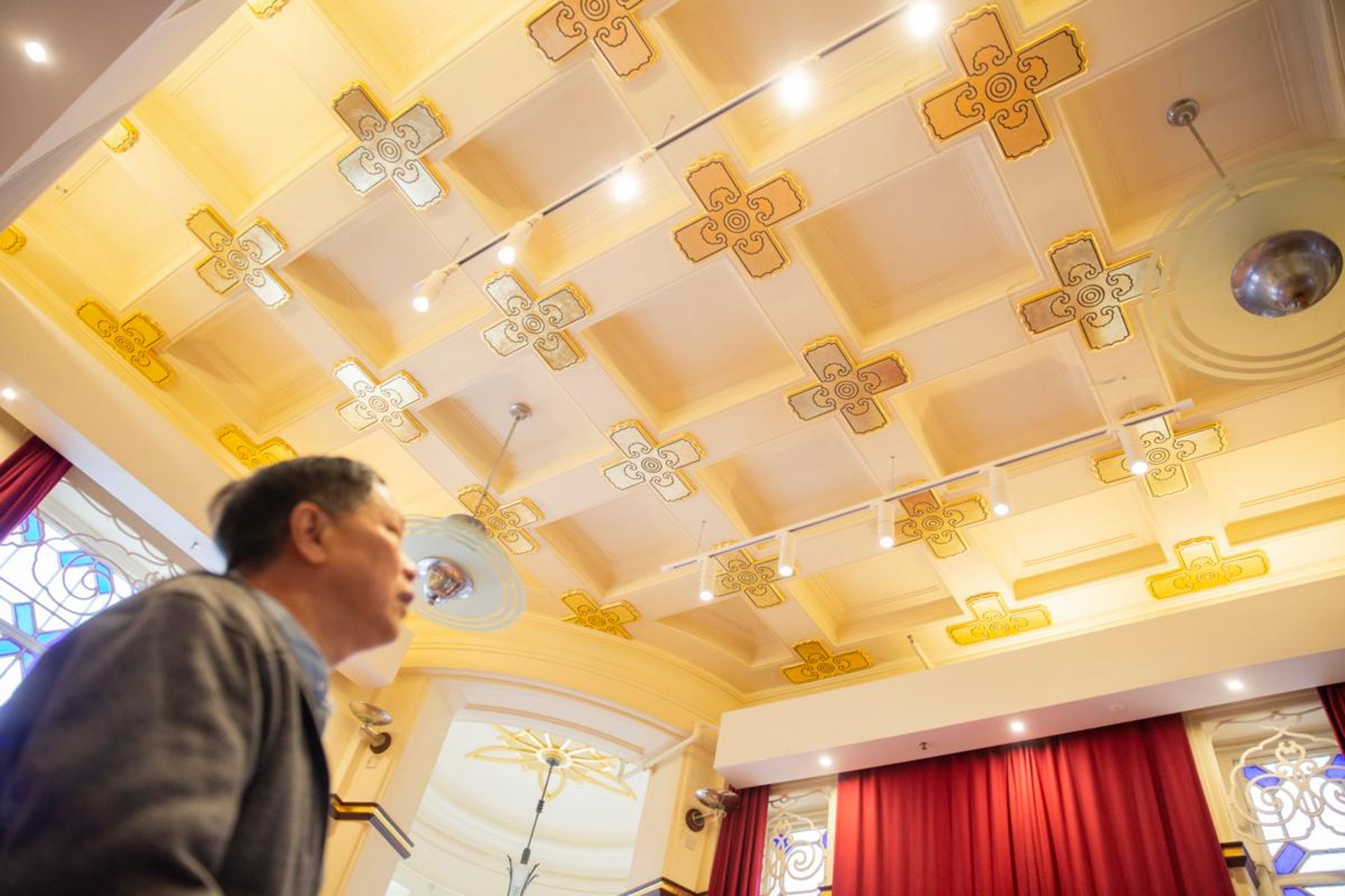 葉志強說，飯廳的天花板上有30多個由金箔打造的十字裝飾，單是飯廳的金箔復修工作，已耗時足足1個月。（龔嘉盛攝）