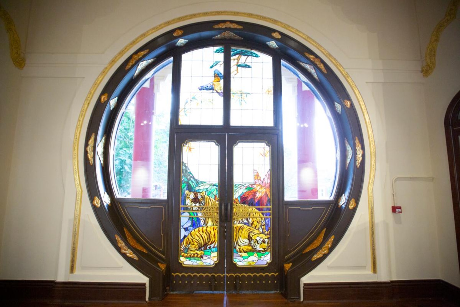 大宅內兩個「月門」的意大利彩繪玻璃已大致完成復修，但兩側仍以透明玻璃代替，料今年能「還原」。（龔嘉盛攝）