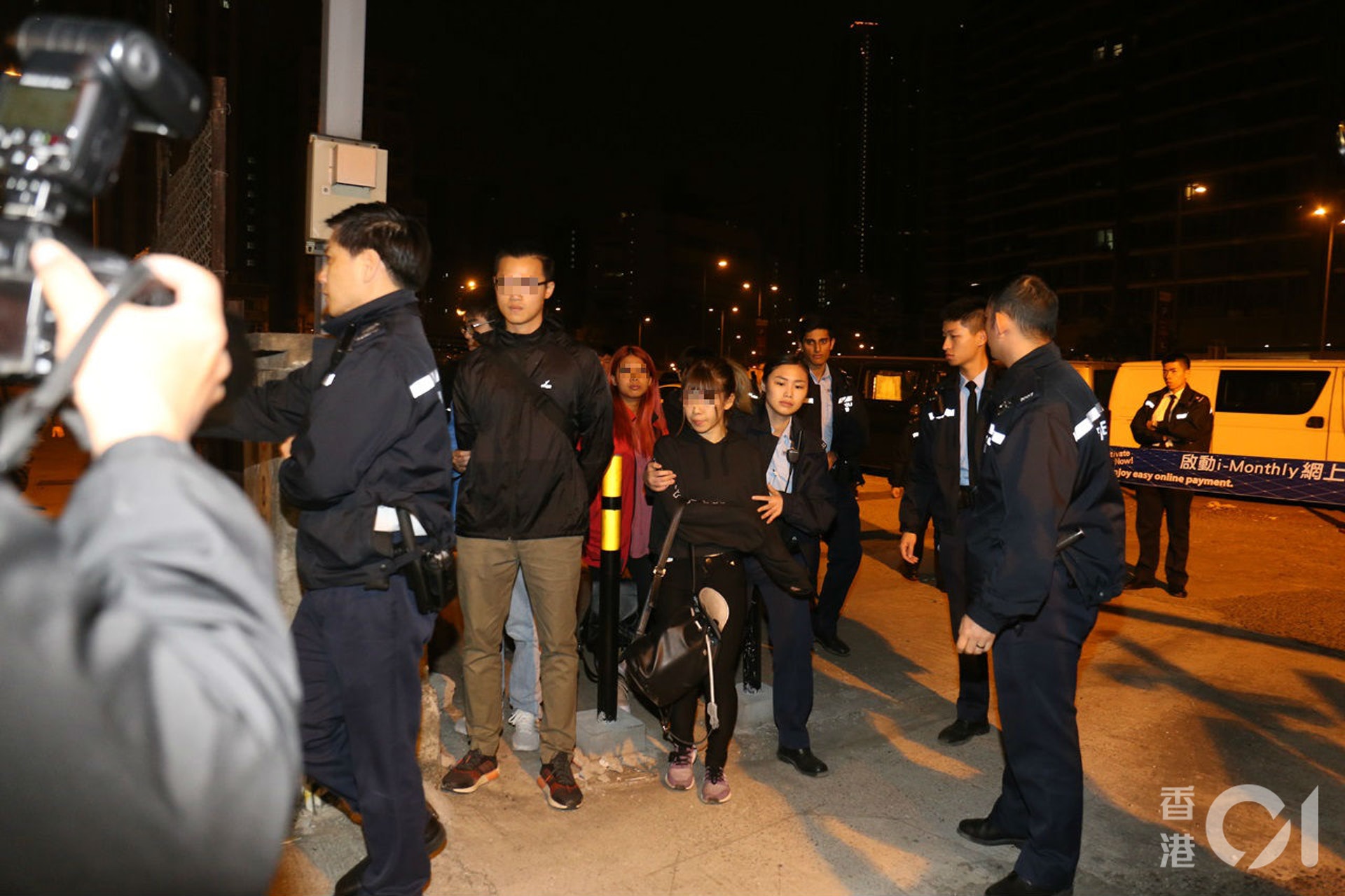 行動中四名男女被捕。(劉定安攝) 行動中四名男女被捕。(劉定安攝)