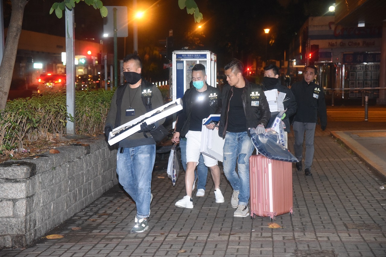 今日（21日）凌晨，被捕青年遭黑布蒙頭帶走，警方檢走多袋證物。