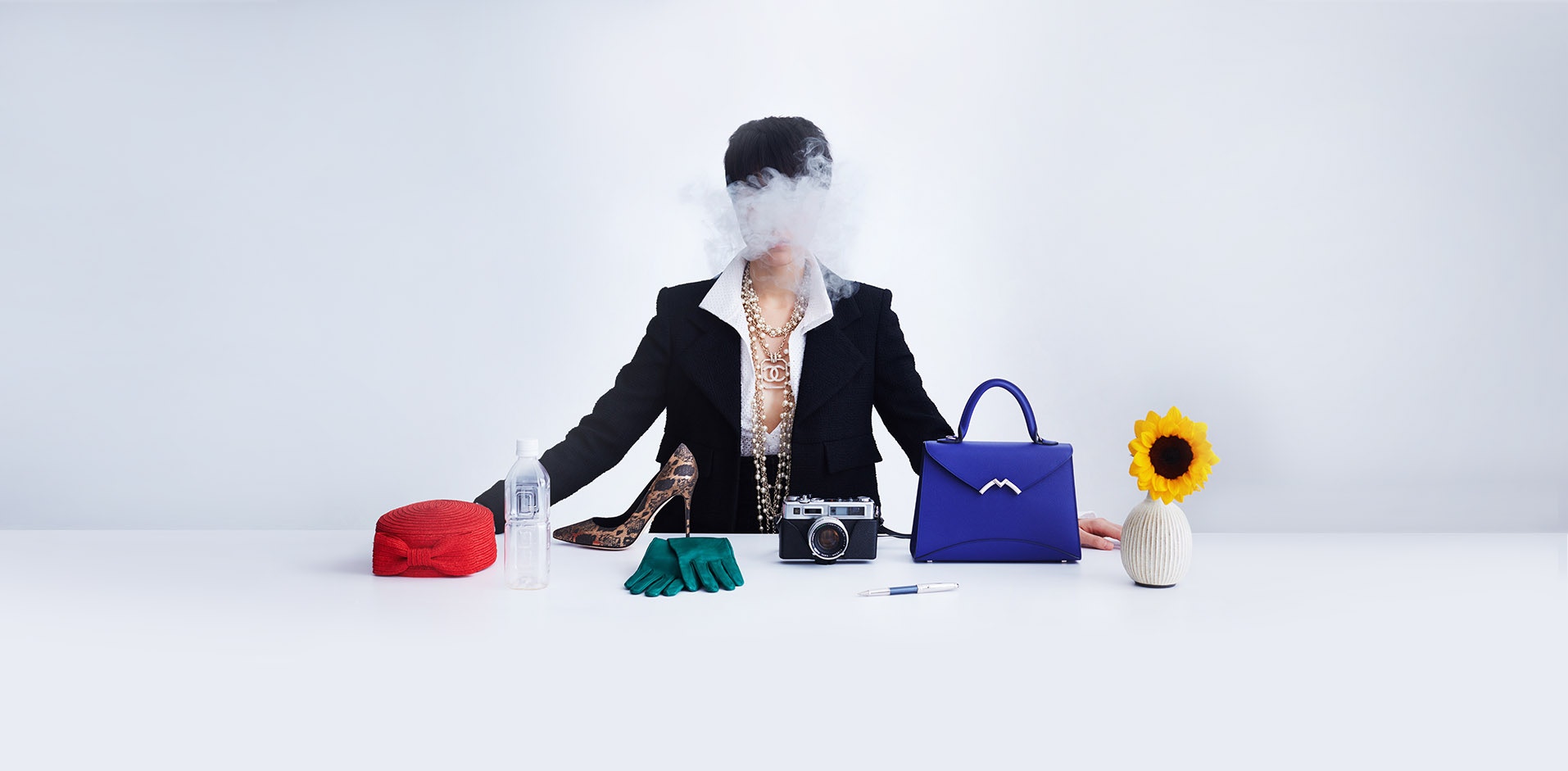 又不是潮流興power dressing的80年代，女性的着裝風格不用刻意穿男性化套裝。真正的強是不介意展現自己的柔弱，早已不是藉衣飾虛張聲勢的時代了。object a為大家帶來早春五個衣着配搭，由周一至周五，甜美剛強皆不相違。（Outfit & Necklace: Chanel, Pillbox Hat: Marie Mercié, Pointed Heels: Sergio Rossi, Gloves: Sport Max, Pen: Mont Blanc, Bag: Moynat）Photography: Daisy Chen / Model: Li Si Jia @ Sun Esee Model Management