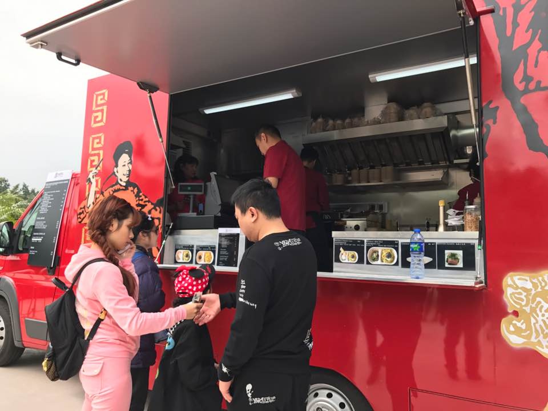 「魔廚」美食車停泊在迪士尼,遊客購買食物後卻未能帶入樂園範圍。(資料圖片/梁煥敏攝) 「魔廚」美食車停泊在迪士尼,遊客購買食物後卻未能帶入樂園範圍。(資料圖片/梁煥敏攝)