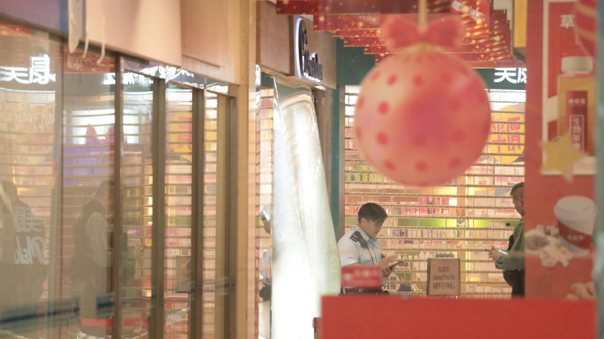 男子涉策劃銅鑼灣錶行劫案 指外父曾為店裝修 著匪徒用錘破櫥窗 男子涉策劃銅鑼灣錶行劫案 指外父曾為店裝修 著匪徒用錘破櫥窗