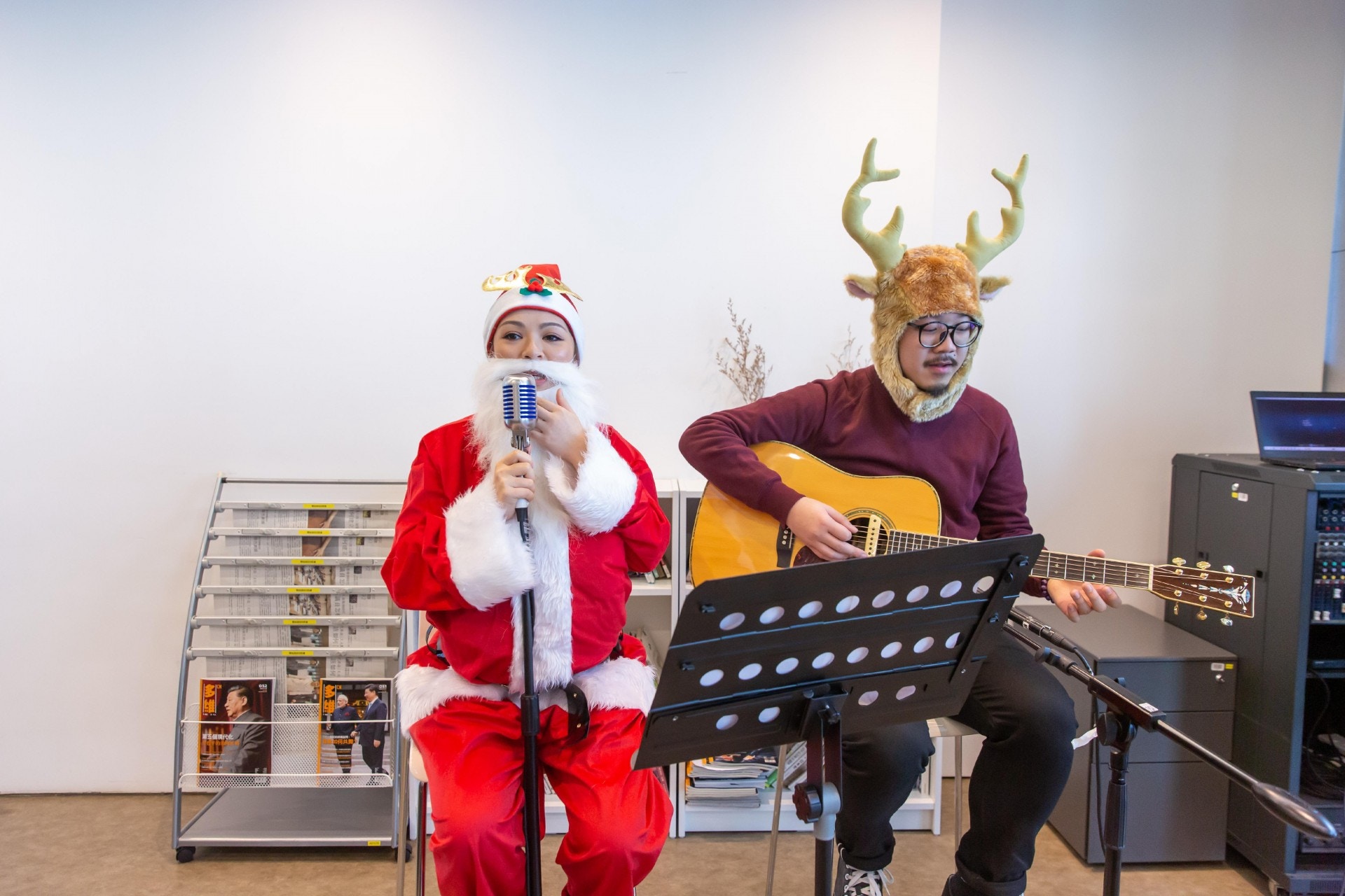 聖誕老人突擊獻唱《All I Want for Christmas Is You》及新歌《年末感恩》。 (葉志明攝)