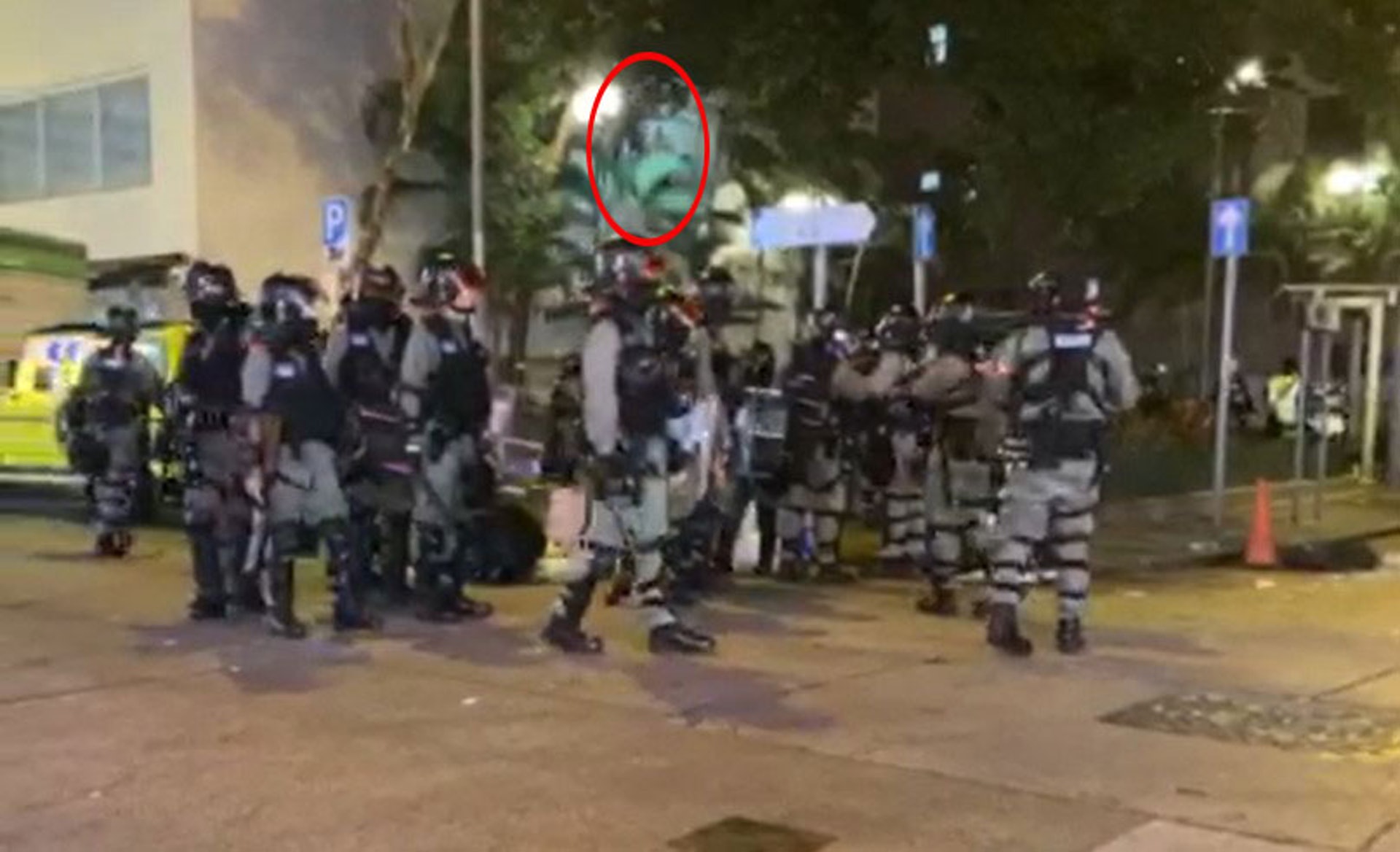 有人拍攝到墮樓一刻,涉事平台有多下疑似閃光,亦有大批警員在場。(讀者提供)