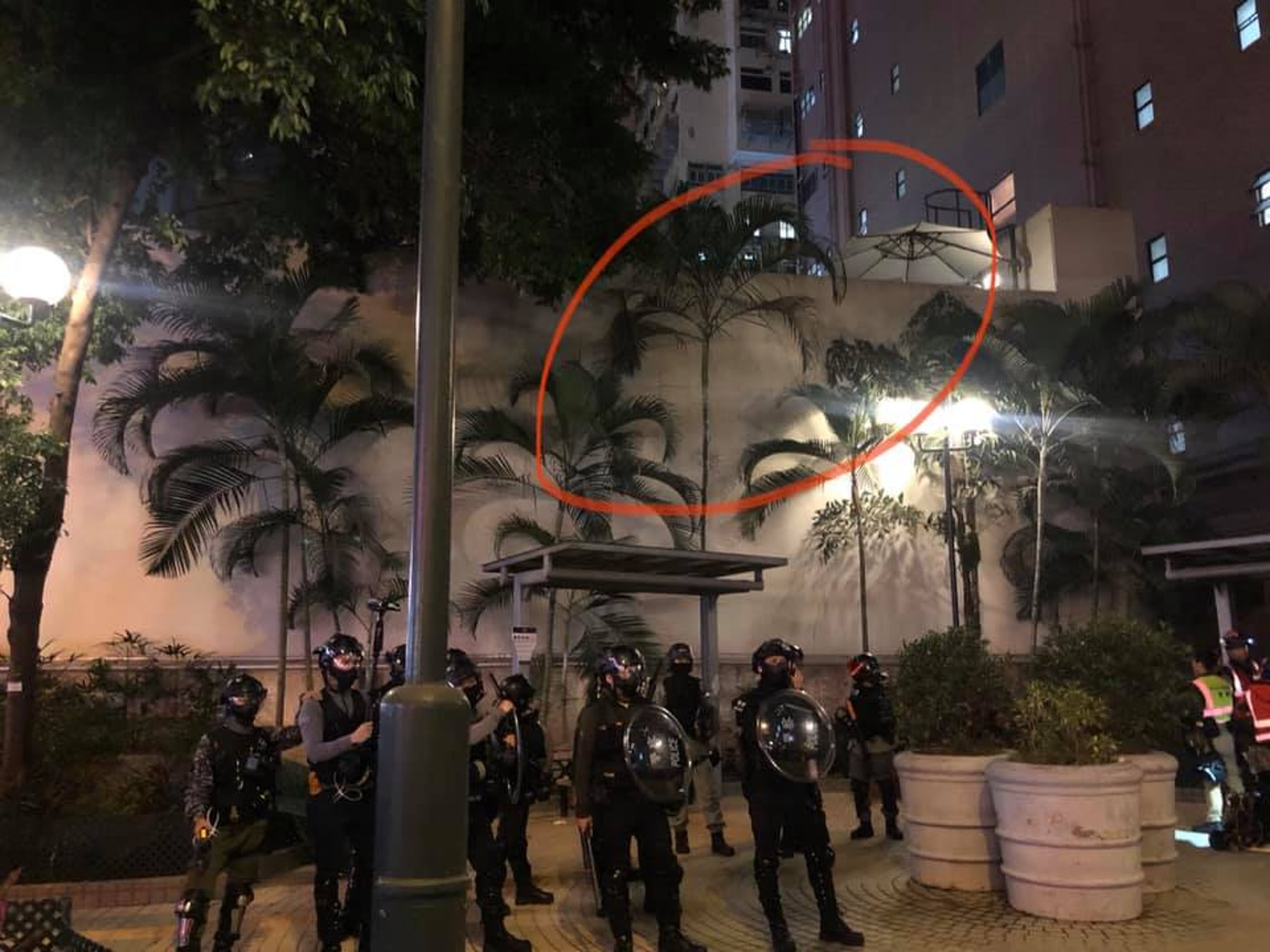 事主由大廈平台墮樓。(SocREC 社會記錄頻道 圖片)