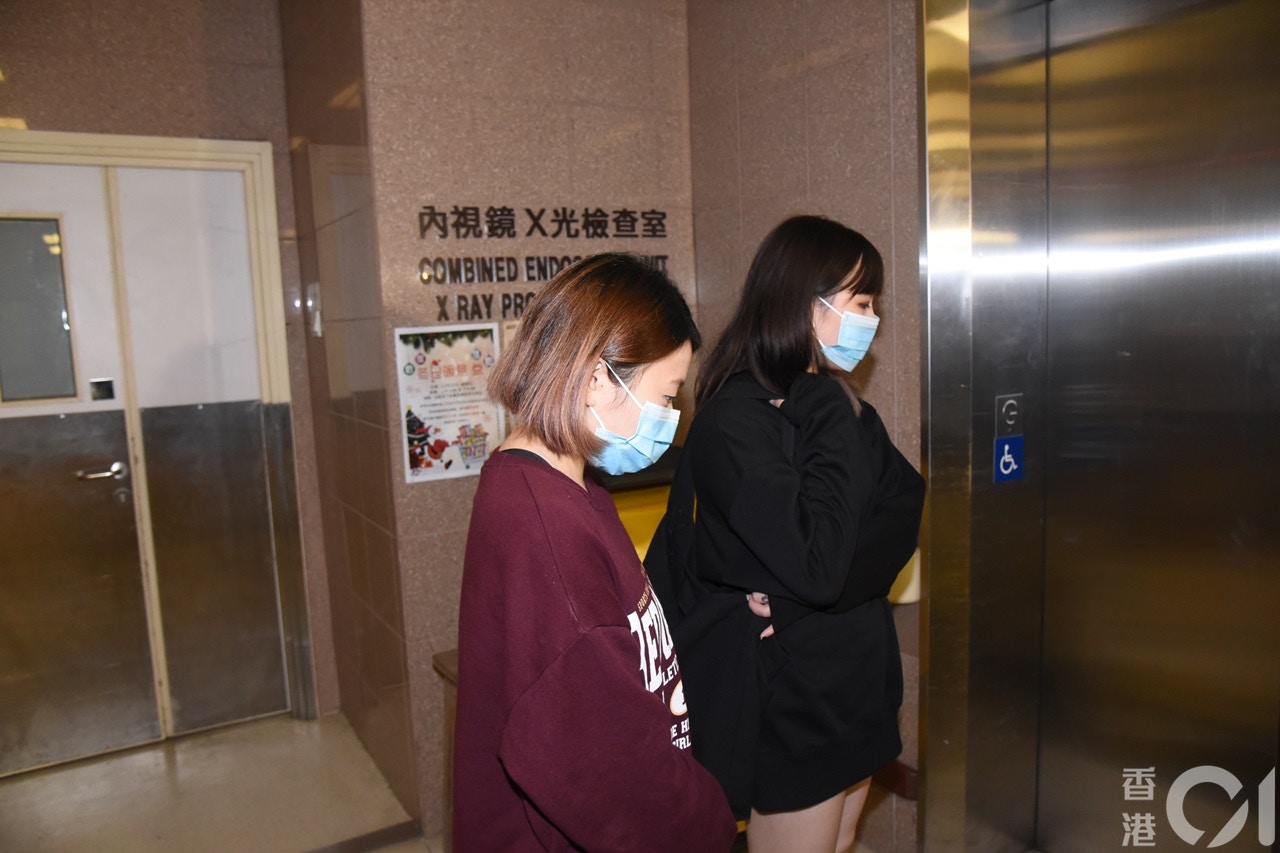 墮樓少年親友趕抵醫院了解。（陳永武攝）