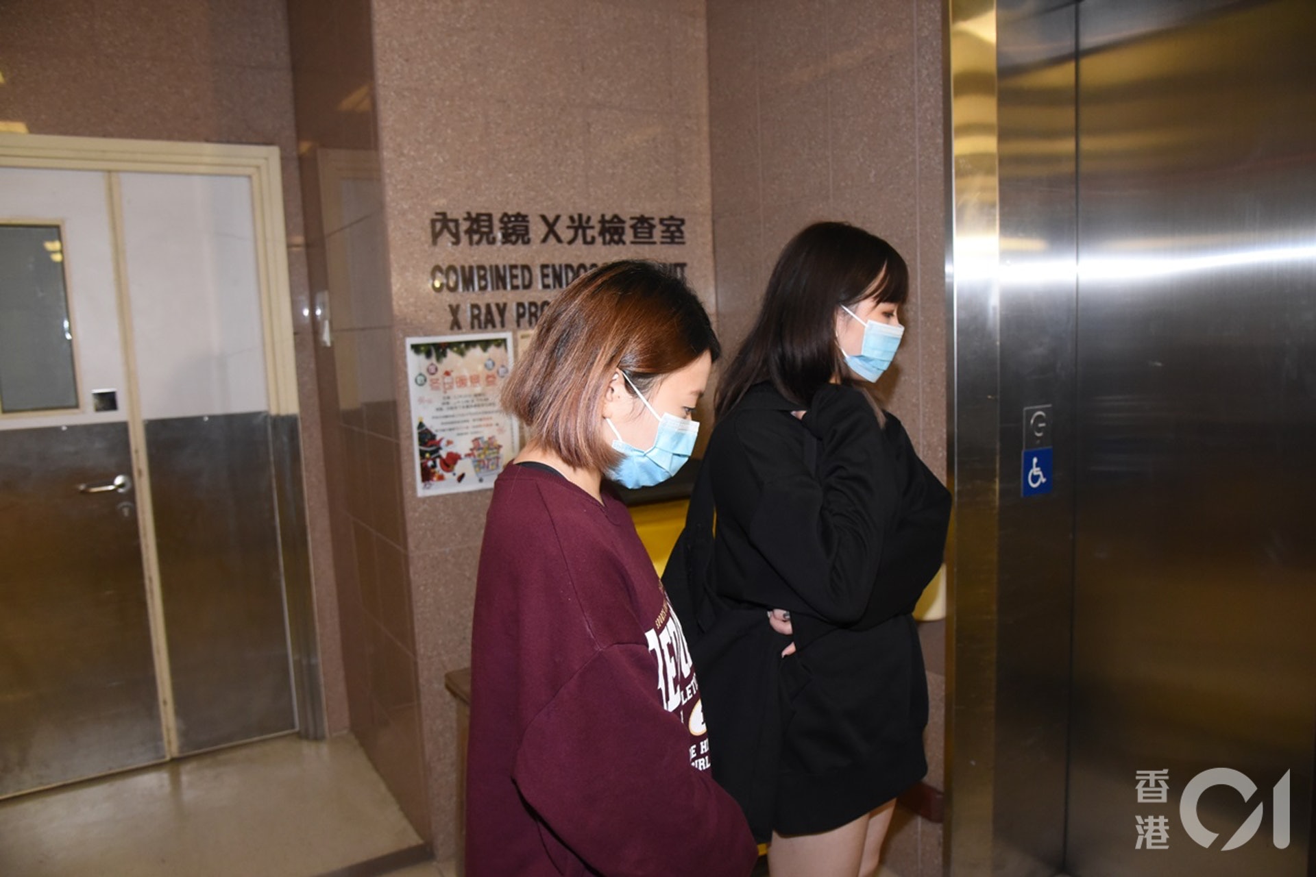 墮樓少年親友趕抵醫院了解。(陳永武攝)