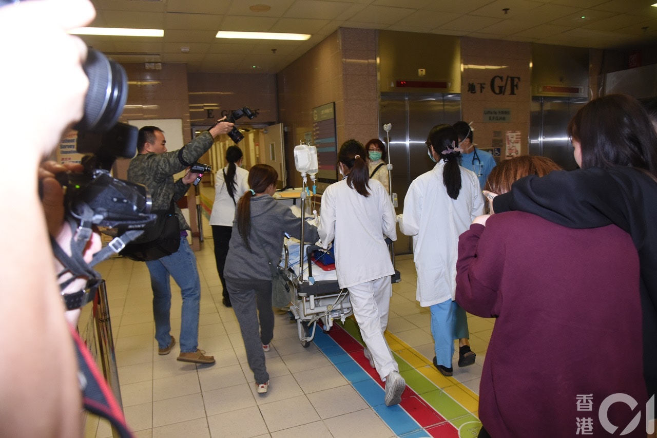 墮樓少年親友趕抵醫院了解。（陳永武攝）