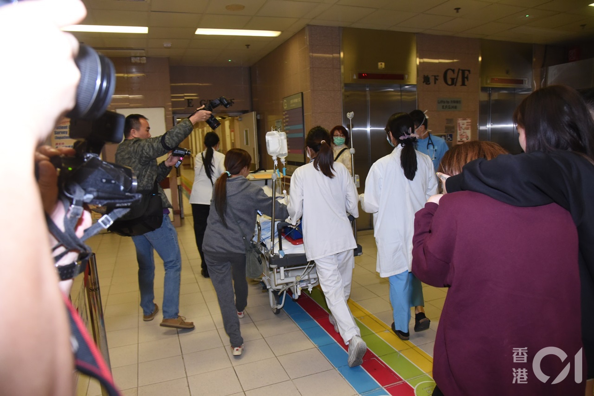 墮樓少年親友趕抵醫院了解。(陳永武攝)