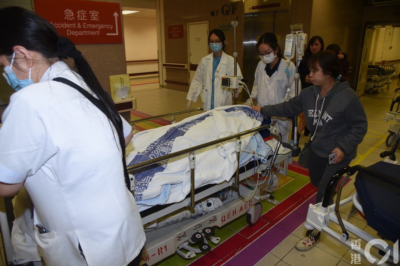 墮樓少年送院後稱「我唔想被消失！」其母安慰道：「唔使驚！冇事㗎阿仔！」（陳永武攝）