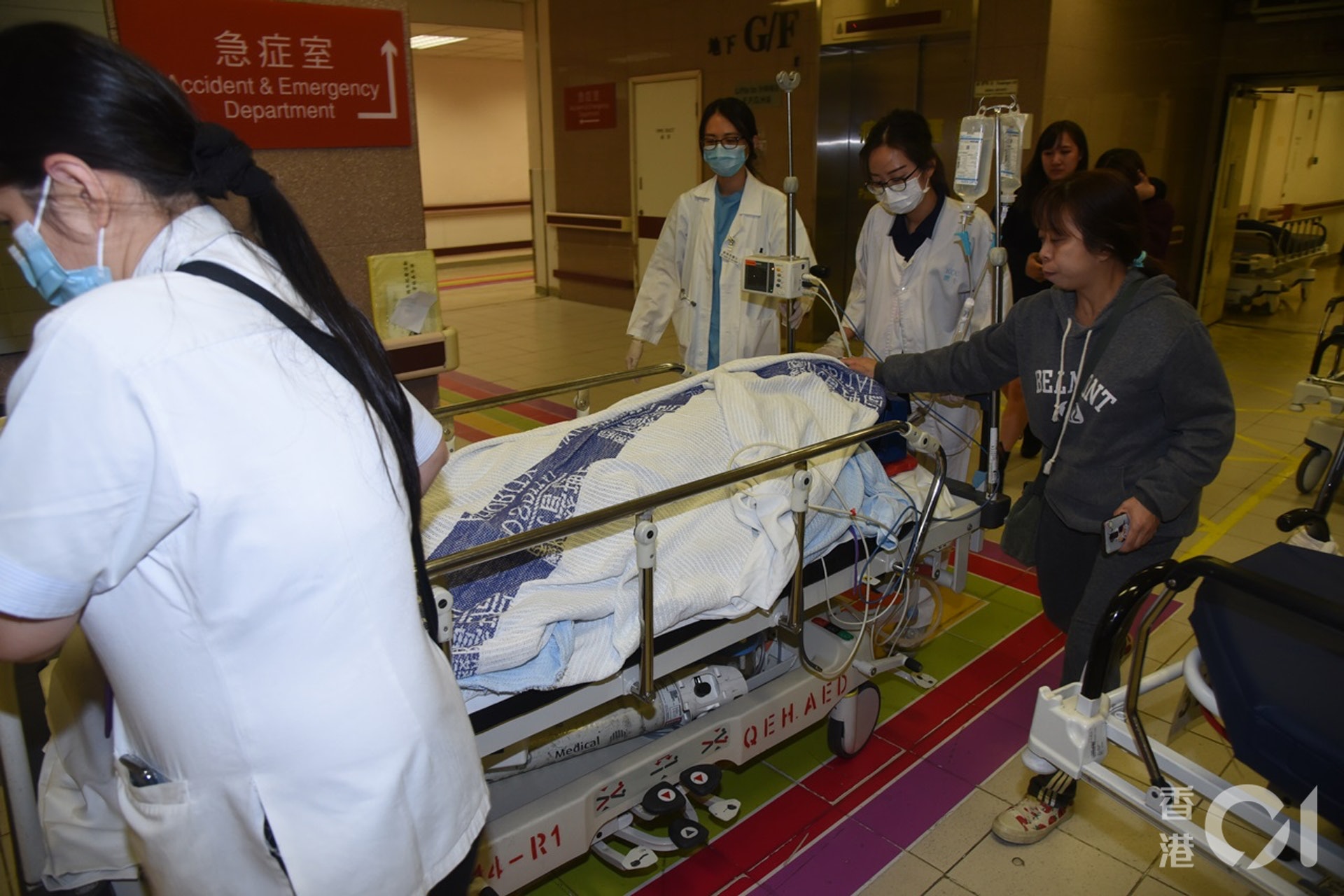 墮樓少年送院後稱「我唔想被消失!」其母安慰道:「唔使驚!冇事㗎阿仔!」(陳永武攝)