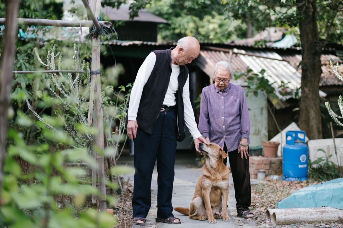 棠叔(左)在古洞生活逾半世紀,阿財與他朝夕相對十年,惟因收地發展,他們可能自始分道揚鑣。(盧翊銘攝) 棠叔(左)在古洞生活逾半世紀,阿財與他朝夕相對十年,惟因收地發展,他們可能自始分道揚鑣。(盧翊銘攝)