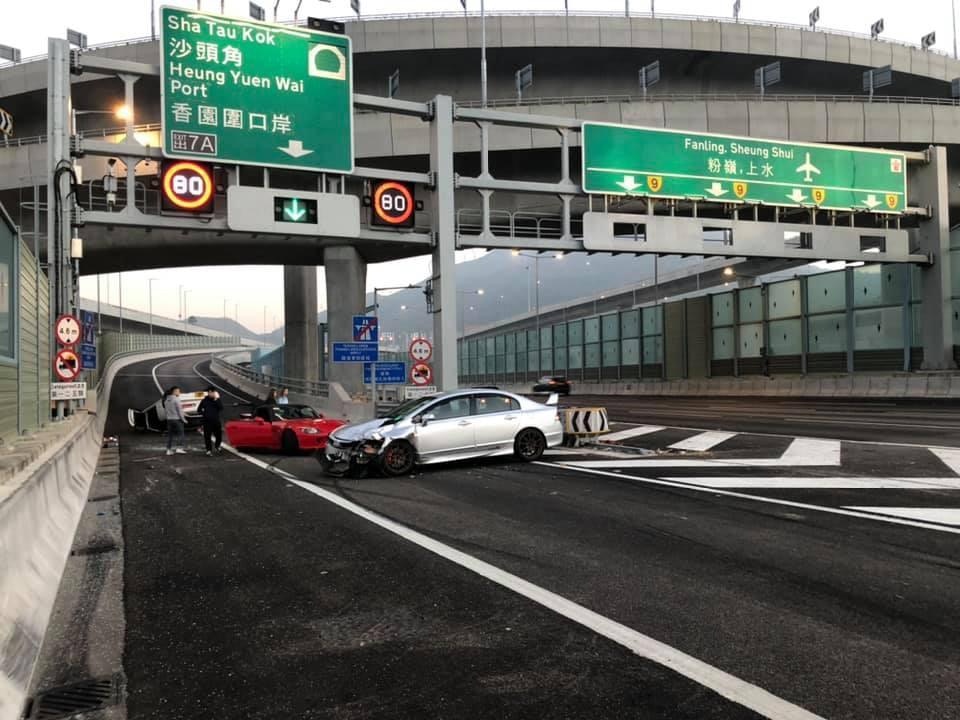 粉嶺公路三車相撞私家車橫亙行車線 香港01 突發