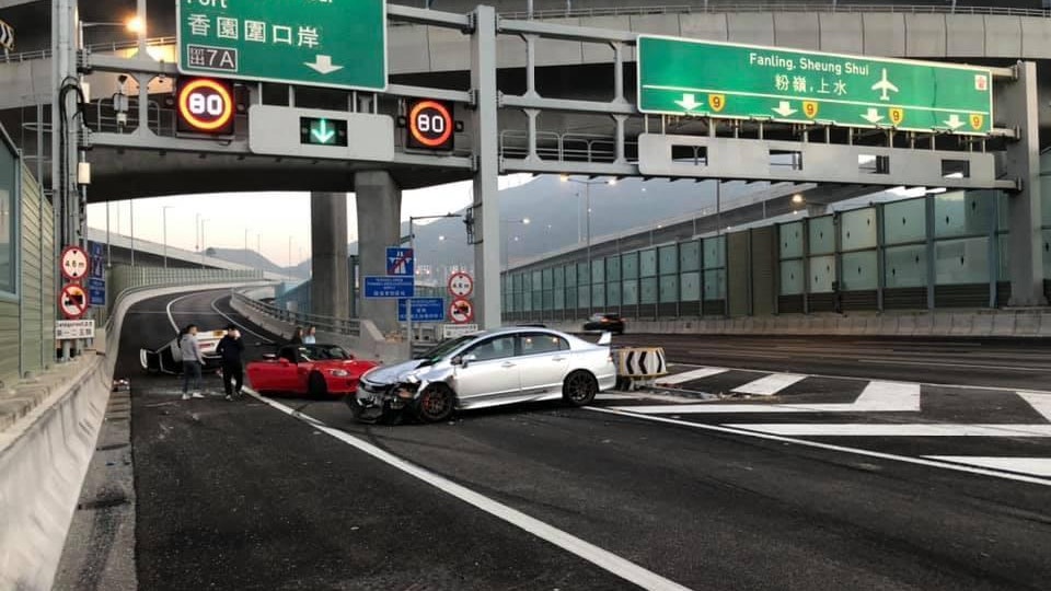 粉嶺公路三車相撞私家車橫亙行車線 香港01 突發 粉嶺公路三車相撞私家車橫亙行車線 香港01 突發