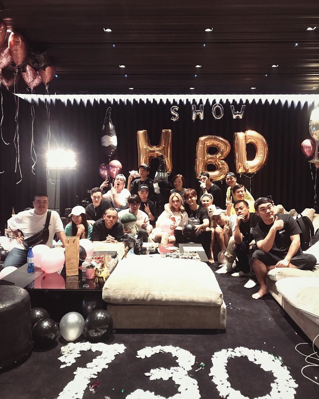 小豬今年40歲生日時首次公開同女友Grace的正面合照放閃。(IG@showlo圖片)